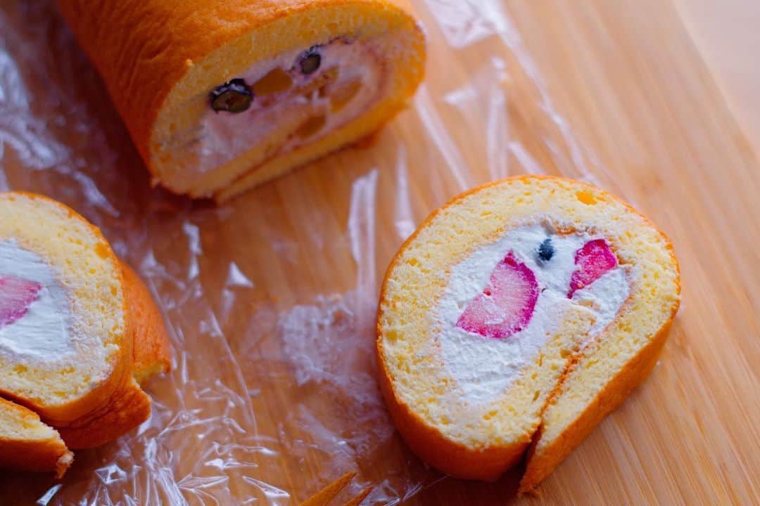 maki ogawaさんのインスタグラム写真 - (maki ogawaInstagram)「今日のおやつ﻿ ﻿ 八百屋さんのおばちゃんが ﻿ ﻿ 『いちごもそろそろ終わりだよー!!』﻿ ﻿ と言うので、﻿ 最後(かもしれない)のいちごで﻿ ロールケーキを。﻿ ﻿ 未だに小麦粉は品薄のようで、 ﻿ 今日のロールケーキは﻿ ﻿ #天ぷら粉﻿ ﻿ で作りました！﻿ ﻿ 材料﻿ 玉子 4個﻿ 砂糖　60g﻿ 牛乳　大2﻿ #米油　大2﻿ 天ぷら粉　70g﻿ ﻿ 作り方﻿ ※天板25x30の天板を使いました。﻿ ※オーブンは200度に熱しておきます。﻿ ﻿ ①卵黄4個と砂糖30gを合わせて﻿ 白くなるまでよく泡立てます。﻿ ※スポンジケーキ色になるまで頑張りましょう！﻿ ﻿ ②①に牛乳を入れて、そっと混ぜます。﻿ ﻿ ③米油を入れて、そっと混ぜます。﻿ ﻿ ④振るった天ぷら粉を少しずつ加えて、﻿ さっくり混ぜます。﻿ ※優しく、優しく。﻿ ﻿ ⑤ボウルに卵白4個と砂糖を合わせて、﻿ メレンゲを作ります。﻿ ※しっかり泡立てます。﻿ ﻿ ⑥④に⑤を優しく合わせます。﻿ ※メレンゲのきめ細かい泡を潰さないように。﻿ ﻿ ⑦クッキングシートを敷いた天板に﻿ 生地を流し入れ、﻿ 天板を5cmくらいの高さから落として﻿ 生地を均し、200度のオーブンで﻿ 12-15分焼いたら出来上がり。﻿ ﻿ 粗熱が取れたらラップをかぶせて、﻿ 生地をひっくり返し、﻿ 海苔巻きの要領でクリームとフルーツを巻き、﻿ 冷蔵庫で冷やしてからカットしていただきます！﻿ ﻿ ひさびさにスポンジを焼きました😅﻿ ケーキのきめが少々荒くても、﻿ ちょっぴり巻き始めが割れてしまって﻿も フルーツたっぷりで﻿ 幸せですー❤️ #cutecake #iphonexs #cutefood #toocutetoeat #cute #cake #edibleart #edible #kawaiifood #kawaii #kawaiifoods #ロールケーキ #おやつ #sweets #rolledcake #rolledcakes #easycake #簡単おやつ　#簡単ケーキ #簡単ケーキレシピ」5月27日 20時27分 - cuteobento