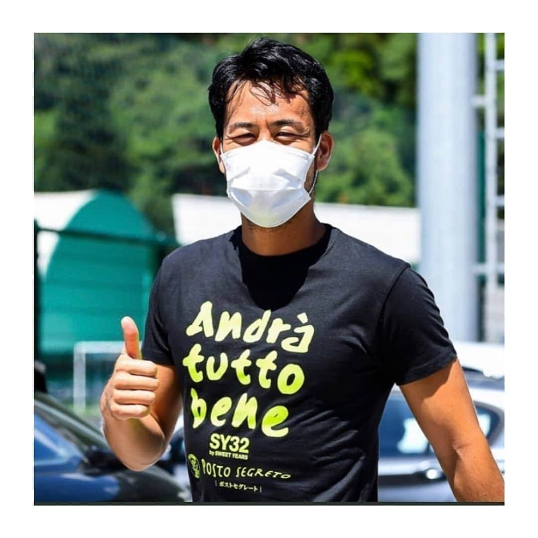 スイートイヤーズさんのインスタグラム写真 - (スイートイヤーズInstagram)「Sostieni Alatha Onlus, indossa la t-shirt limited edition "Andrà tutto bene". Anche Maya Yoshida, calciatore della Sampdoria, ha scelto di supportare questo progetto speciale insoddando la nostra T-shirt. Vuoi indossarla anche tu? Vai su sul sito https://www.incotone.it/33-t-shirt e aiutaci a sostenere questa iniziativa! L'intero ricavato sarà devoluto ad Alatha Onlus . . . . . #andràtuttobene #nonsivivesenzacuore #sweetyears #followtheheart #charityproject #alathaonlus #capsulecollection #limitededition」5月27日 20時32分 - sweetyears_official