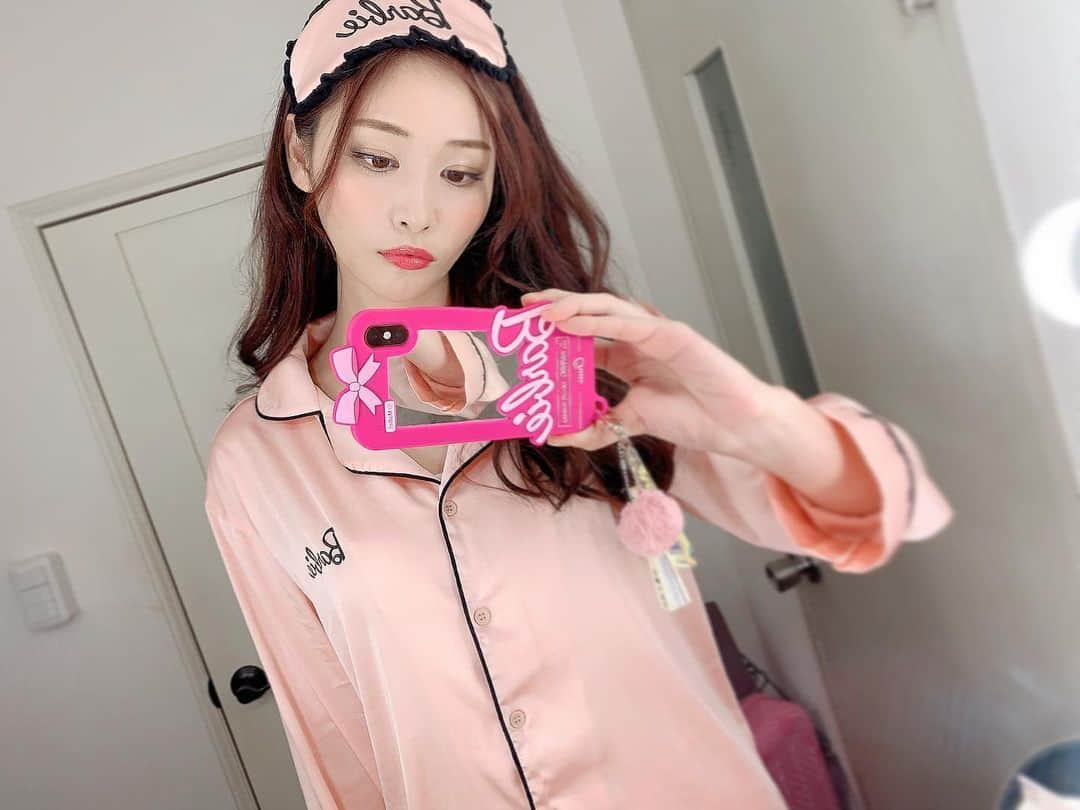 のインスタグラム：「💖 . これから始まるとあるお仕事で部屋着を着ることが多くなるし、 stayhome用の夏用の部屋着も不足してるし、 完全に #部屋着難民 😭 . いろんなブランドで部屋着を発売しているけど、どこのがいいんだろう❓❓ . ちなみに私は寝る時のパジャマとお家にいる時の部屋着と分ける派だよ🛌✨ . この写真はコロナ前に撮影会でバービーたんのパジャマ着た時の💕 このパジャマはお家で寝る時愛用中🎀✨ . . #stayhome#おうち時間#うちで過ごそう #部屋着#ルームウェア#部屋着欲しい #roomwear#パジャマ#pajamas #nightwear#2020ss#お部屋ファッション#家コーデ#fashion#codinate #패션 #koreanfashion #chuu#barbie#バービーコラボ#pinkmonster #ピンクモンスター#lovepink#横町横丁#LINELIVE #japanesegirl #일본여자  #withコロナ」