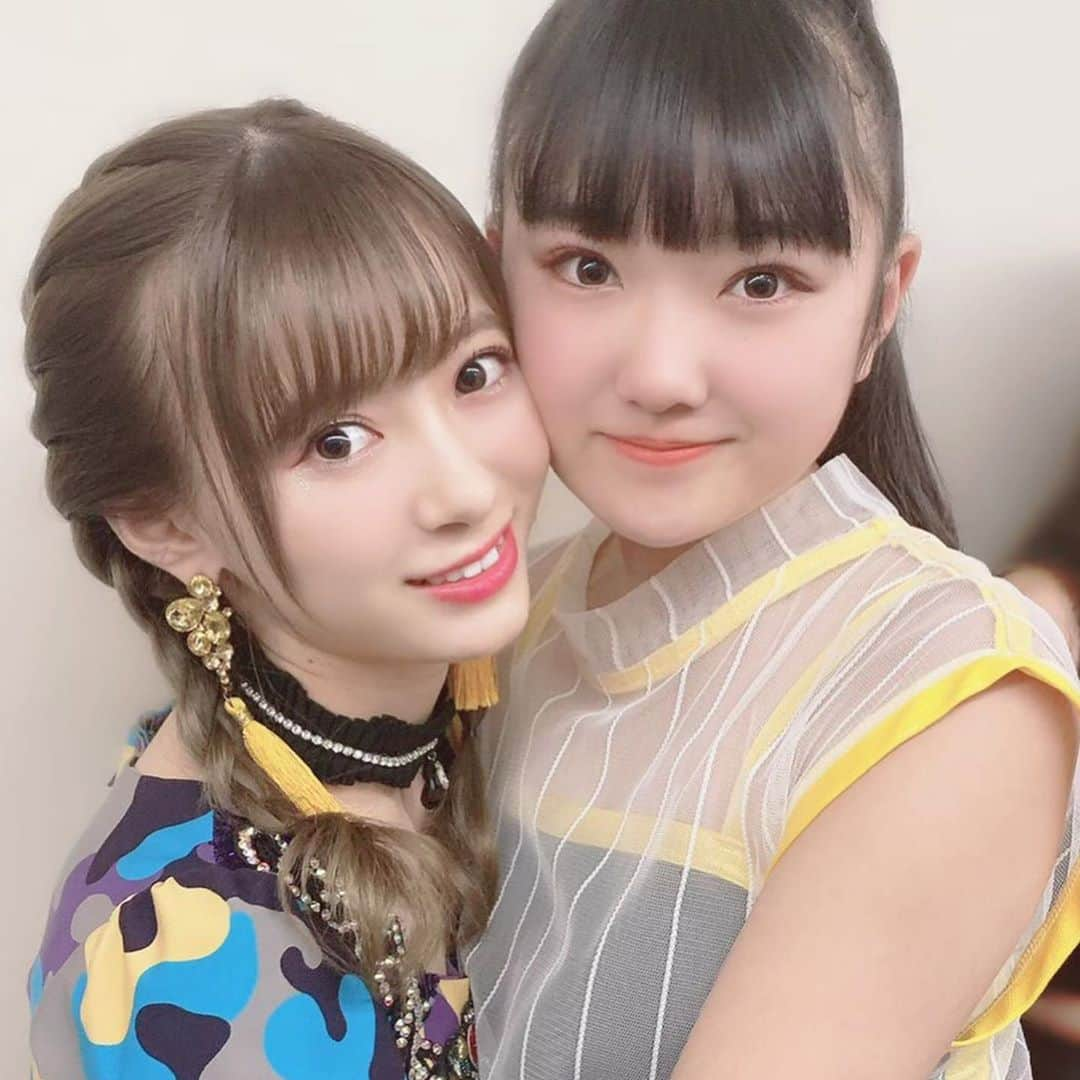 生田衣梨奈さんのインスタグラム写真 - (生田衣梨奈Instagram)「BEYOOOOONDSの江口紗耶ちゃん♥﻿ ﻿ 可愛い後輩なんですよ♥﻿ えりのこと好きっていってくれて！！！﻿ ﻿ 今♥都営大江戸線の六本木駅で抱きしめて♥が﻿ バズってるみたいー！！！﻿ ﻿ BEYOOOOONDS流行れーーーー﻿ ﻿ ﻿ インスタライブありがとうございました！！！﻿ みずきとたくさん話せて良かった♥﻿ ﻿ #morningmusume20﻿ #モーニング娘20﻿ #えりぽんかわいい﻿ #顔面国宝﻿ #かわいい﻿ #アイドル﻿ 存在が #インスタ映え﻿ #大好き﻿ #Love﻿ #beauty﻿ #followme﻿ #おうち時間﻿ #StayHome﻿ #ig_Japan﻿ #後輩﻿ #江口紗耶﻿ #BEYOOOOONDS﻿ #ビタミン﻿ #都営大江戸線﻿」5月27日 20時33分 - erina_ikuta.official