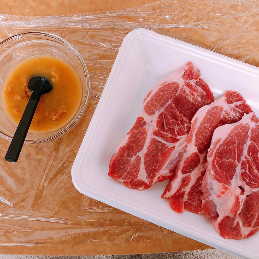 松本翔さんのインスタグラム写真 - (松本翔Instagram)「#松本食堂﻿ ﻿ ♢ 豚肉のはちみつ味噌焼き﻿ —————————————﻿ ﻿ はちみつ・味噌・酒（１：１：１)を混ぜ、﻿ 豚肉に塗って漬け込み冷蔵庫で寝かせておきます。﻿ 後は、フライパンで焼くだけの簡単おかず。﻿ ﻿ はちみつと味噌が焦げ付きやすいので、﻿ クッキングシート引いてあげると作りやすいです！  ざく切りキャベツと千切りにんじんの塩もみサラダ、 頂いたニラで、醤油とすりゴマで簡単ニラペーストと共に。 ﻿ *あえて少し焦げ付かせるのもポイントです✨﻿ *鶏肉や魚にもアレンジ出来ますが、豚肉がオススメ💁‍♂️﻿ ﻿ 説明不要の、ご飯が進むかなりおすすめのタレなので、﻿ この3つの材料は家庭にあると思うので、明日にでも是非！﻿ ﻿ 2015年にレンタル移籍でレノファ山口にいた時、﻿ 近所のお店で「はちみつ味噌焼き定食」の衝撃から、﻿ 真似して作ってみた。の流れで、5年後の今も重宝してます！﻿ ﻿ #はちみつ味噌 #豚肉料理 #豚肉レシピ #豚ロース肉 #ご飯が進む #和食 #家庭料理 #おうちごはん #夜ごはん #男子ごはん #男飯 #アスリート飯 #アスリートごはん #アスリートフードマイスター #高知 #高知グルメ」5月27日 20時35分 - matsumotosho444