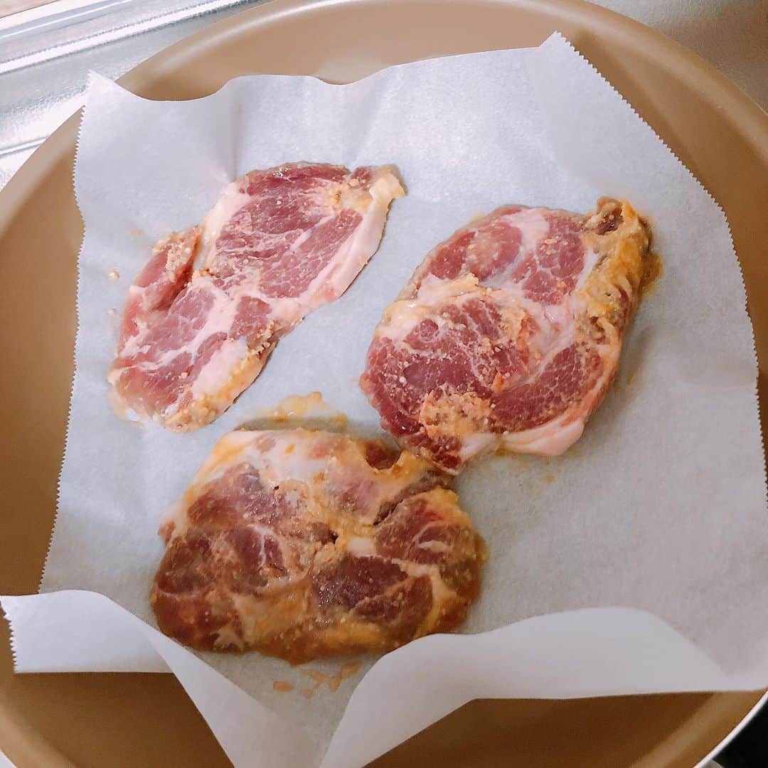 松本翔さんのインスタグラム写真 - (松本翔Instagram)「#松本食堂﻿ ﻿ ♢ 豚肉のはちみつ味噌焼き﻿ —————————————﻿ ﻿ はちみつ・味噌・酒（１：１：１)を混ぜ、﻿ 豚肉に塗って漬け込み冷蔵庫で寝かせておきます。﻿ 後は、フライパンで焼くだけの簡単おかず。﻿ ﻿ はちみつと味噌が焦げ付きやすいので、﻿ クッキングシート引いてあげると作りやすいです！  ざく切りキャベツと千切りにんじんの塩もみサラダ、 頂いたニラで、醤油とすりゴマで簡単ニラペーストと共に。 ﻿ *あえて少し焦げ付かせるのもポイントです✨﻿ *鶏肉や魚にもアレンジ出来ますが、豚肉がオススメ💁‍♂️﻿ ﻿ 説明不要の、ご飯が進むかなりおすすめのタレなので、﻿ この3つの材料は家庭にあると思うので、明日にでも是非！﻿ ﻿ 2015年にレンタル移籍でレノファ山口にいた時、﻿ 近所のお店で「はちみつ味噌焼き定食」の衝撃から、﻿ 真似して作ってみた。の流れで、5年後の今も重宝してます！﻿ ﻿ #はちみつ味噌 #豚肉料理 #豚肉レシピ #豚ロース肉 #ご飯が進む #和食 #家庭料理 #おうちごはん #夜ごはん #男子ごはん #男飯 #アスリート飯 #アスリートごはん #アスリートフードマイスター #高知 #高知グルメ」5月27日 20時35分 - matsumotosho444