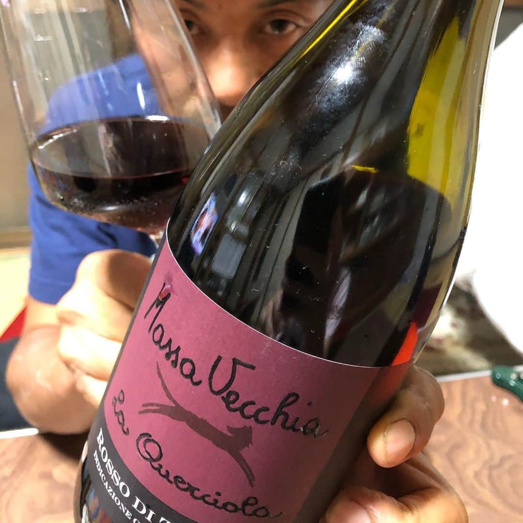 宮澤崇史さんのインスタグラム写真 - (宮澤崇史Instagram)「時間が経つと樽香が出てくる サンジョベーゼ80%アリカンテ20%  #rossodimontalcino #querciolaia #tokyo #wine #italia #vino #toscana #rosso #14%」5月27日 20時36分 - vino_takshi