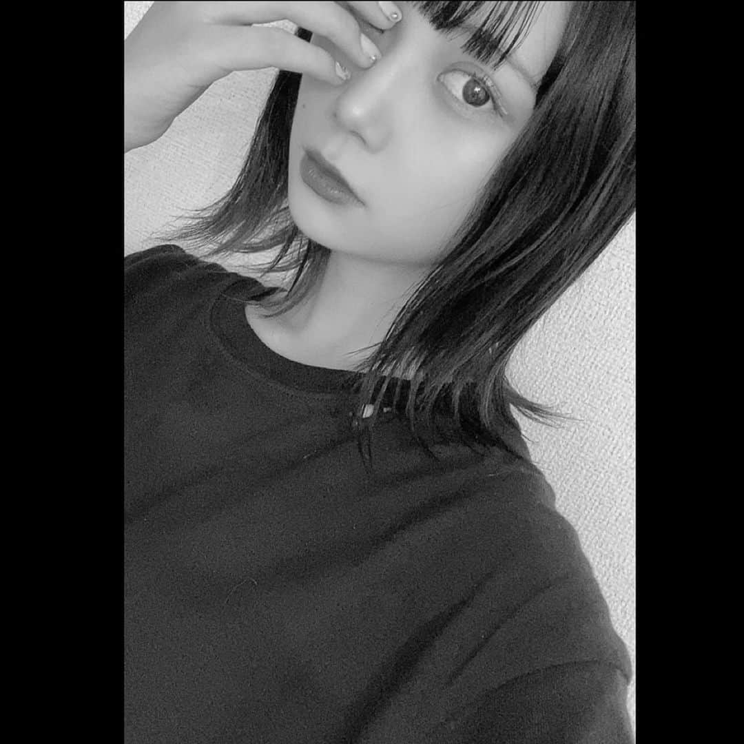 小畑優奈のインスタグラム：「・ ・ ・ ・ 🖤🤍 ・ ・ ・ ・」