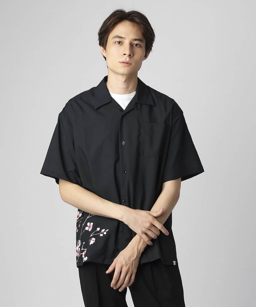 ヴァンキッシュのインスタグラム：「■ SAKURA Full Bloom short sleeve Open collar Shirt[VWS004] Color:White/Black Size:M/L ㅤㅤㅤㅤㅤㅤㅤㅤㅤㅤㅤㅤ Shop link bio！ ——————————————— ‪#VANQUISH #vanquishjp」