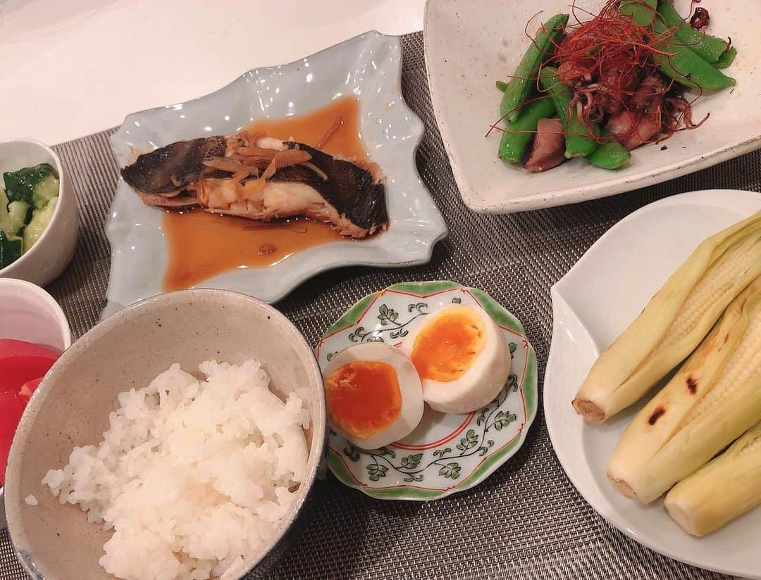 高橋里帆のインスタグラム：「ご飯の写真で難しいですね💦 お味噌汁の置き場がなく写真に写すのは断念しました🤣  ちなみに玉ねぎと溶き卵のお味噌汁でした✨  ホタルイカとスナックえんどうの組み合わせに、ハマってしまった私は、毎日食べてます。笑 ちなみにピリ辛ガーリック味です✨  ヤングコーンはヒゲまで美味しい〜たまらない🥰  味付け卵は少し薄味が好き✨  結局カレイの煮付けは1匹にして明日食べる事にしました✨  後はたたききゅうりとトマトものピクルス🍅 ご飯は少なめ〜。 ご飯を少なめにしたからか、まだお腹いっぱいになってない〜🤣 食べるのが大すぎすぎる〜🤣 もう一品作っても良かったかも〜🧡 #料理#料理女子#写真が難しい#カレイの煮付け#味玉#ヤングコーン#ホタルイカ#スナックえんどう#たたききゅうり #ピクルス#トマト#食いしん坊女子#里帆家ご飯」