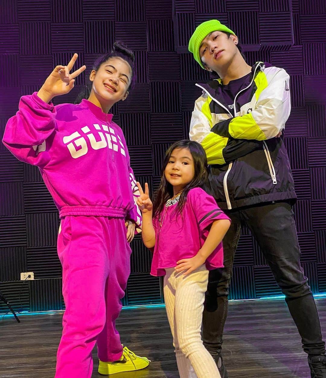 Niana Guerreroのインスタグラム：「guess we’ll see you in 15mins for the online concert 🥳🤟🏼🔥#stayhome #withme #ranzandniana #onewithnatalia #oneloveasia」