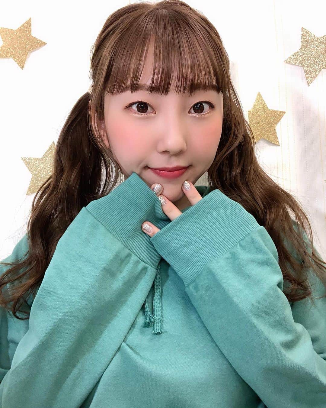 木下望のインスタグラム：「・ ・ 昨日の配信で #SmileFlower のお洋服を着ました❤️生地しっかりしてるのに薄手でこの時期にぴったりだよ👗色もすき👗 ・ のんが着てるサイズはLだよ！丈は伸ばすとお尻の下まで隠れるくらい🎶裾を折り曲げると腰下くらいだった🎶 ・ のんは153センチです🕵️‍♀️ ・ Smile Flowerはひちゃんのお店で、しののお店は #CHAM って言います🎀可愛いのばっかりだよ🐕みんなチェックしてね🥰 ・ ・ #code #codenate #コーデ #コーディネート #私服 #私服コーデ #パーカー #パーカーコーデ #パーカー女子 #ヘアアレンジ #巻き髪 #ツインテール #ツインテールアレンジ #ツイン #スタマリ」