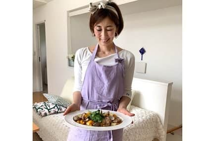 machi28777さんのインスタグラム写真 - (machi28777Instagram)「【料理もカラフルに💖】﻿ ﻿ 今日も楽しくオンライン実習でした^ ^﻿ ﻿ レッスンでは点心師匠が常に口にしていた﻿ ﻿ 【美味しいは美しい】﻿ をなるべく意識しています✨﻿ それは丁寧な仕込みはもちろんですが…﻿ 簡単に美しくするには、カラーの力を借りるのが一番💖﻿ ﻿ 出来上がりを想像して、﻿ 何色が足りない？﻿ テーブルのカラーバランスは大丈夫？？﻿ ﻿ と考えながら実習のスタイリングも考えます。﻿ 食材で足りないカラーはテーブルウェアで足したり…﻿ ﻿ 今日は夏野菜のカラフルさがあったので、お皿はパキッとしたホワイトに^ ^﻿ 久々にマイセンを出して盛り付けましたが、﻿ やはりこの【波の戯れシリーズ】は本当にラインが美しい✨﻿ ドイツ線担当だった時に足繁くファクトリーに通い詰め、少しずつ買い揃えた宝物✨﻿ ﻿ ﻿ またいつか…行きたいな〜💖﻿ ﻿ 合わせたフォカッチャは"シナモン＆ピスタチオフォカッチャ"﻿ ﻿ @fresco1126  ピスタチオオイルが絶品なので、ランチがさらにご馳走になりました^ ^﻿ ﻿ ﻿ ﻿ ﻿  #オンライン実習 #オンラインレッスン  #腸活ビューティー #colorful #フォカッチャ #ライフスタイル #simpure #ナチュラルビューティーアドバイザー #中島真知子 #マイセン #食器好き」5月27日 20時54分 - machi28777_