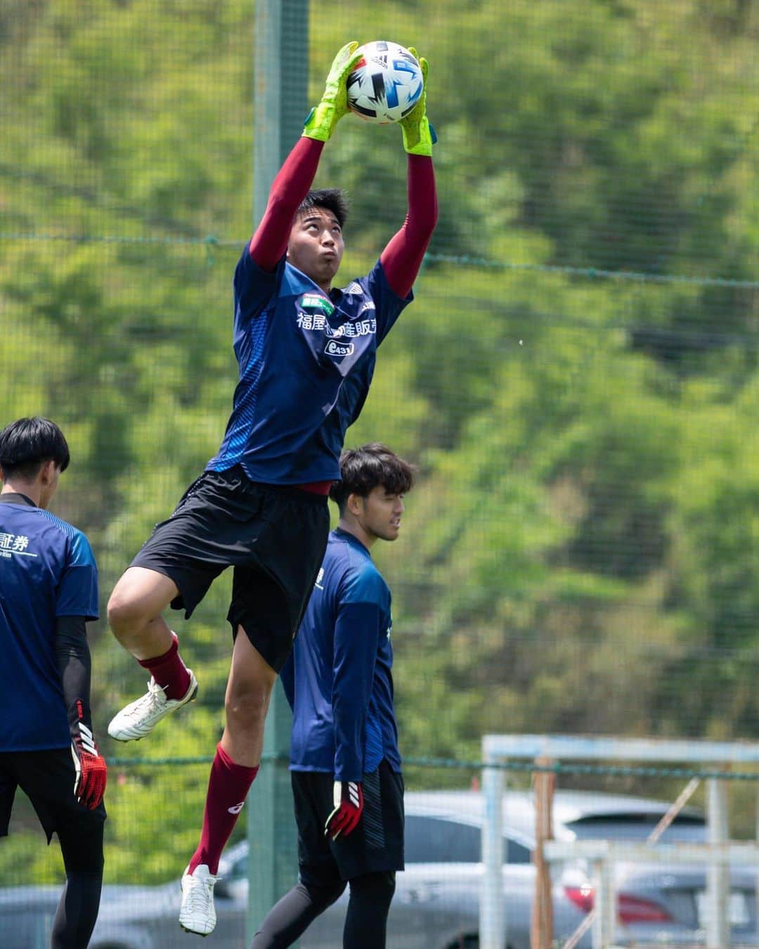 伊藤元太のインスタグラム：「もっと高く👆👆👆 #もっと高く #visselkobe #reusch」
