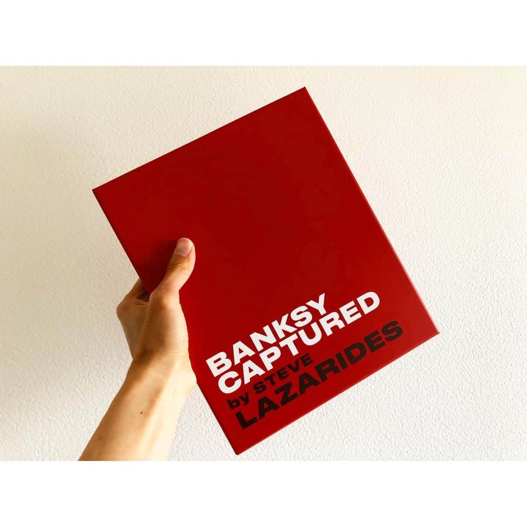 のインスタグラム：「本📕 @junpei_yamagishi からブックカバーチャレンジというものが回ってきたので、本を紹介します📕 "BANKSY CAPTURED" 言わずと知れたBANKSYのマネージャーが手掛けた作品集です。 @stylist_teppei さんの投稿を見て即購入しました！ じっくり見たい派なのでまだ数ページしか見ていませんが、最高です。  #banksy #banksycaptured  #バンクシー  #バンクシーキャプチャード  #結構本読みます #けど本持っていません #電子書籍 の #kindle 派です #ブックカバーチャレンジ #bookcoverchallenge  #instagram」