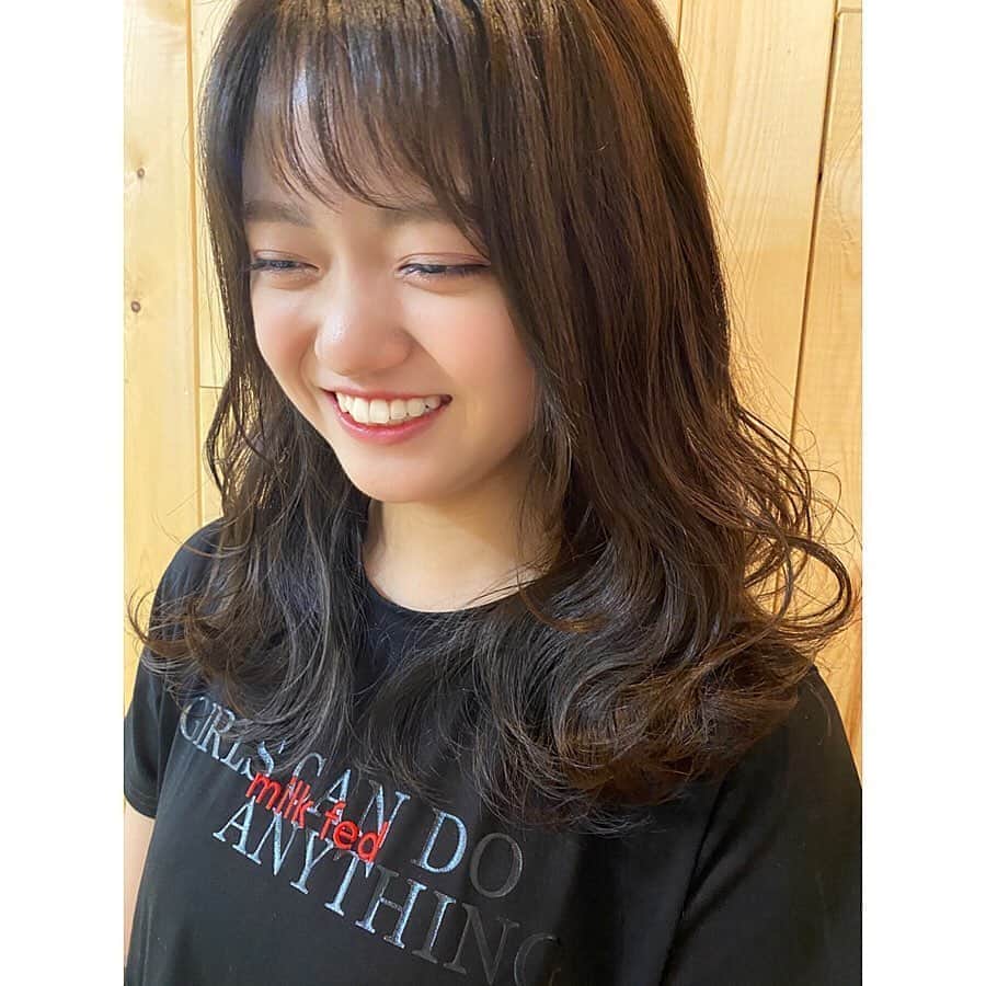 のインスタグラム：「髪染めました！💇🏻‍♀️ ＊ 人生初カラーはいつもお世話になってるマキさんにお願いしました❤︎ ＊ 色はオリーブグレージュ. 透明感あって凄く気に入ってます！mayu.♡ ＊ ＊ ＊ #ヘアカラー #初カラー #オリーブグレージュ #春カラー #ブリーチなし #黒髪卒業 #haircolor #hairstyle #美容室 #hairsalon #ガーランド #garland #表参道 #ノーマルカメラ #idol #instalike #instalike」