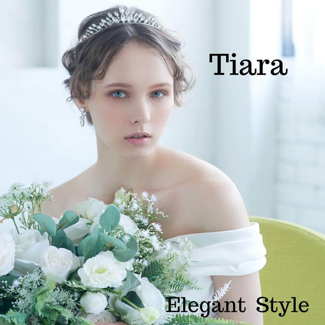 dress shop Vieux Parisさんのインスタグラム写真 - (dress shop Vieux ParisInstagram)「accessory:Tiara 正統派スタイルのティアラは 『頭に載せることで 星空の神々から祝福と繁栄が授けらる』 という意味があります♡  最近の流行のゆるふわなヘアスタイル がしたい！ だけど、挙式は正統派でいきたい！ という花嫁さまには 幅広で高さが低いティアラが オススメです♡  #Vieux Paris #ヴュパリ #ララシャンス #ララシャンスベルアミー鳥栖 #ララシャンス伊万里迎賓館 #ララシャンス博多の森 #ララシャンス大分 #プレジール迎賓館 #ララシャンス迎賓館 #ハーバーテラスsasebo迎賓館 #ララシャンス迎賓館高知 #ララシャンスkobe #キャッスルガーデンOSAKA #ララシャンスokazaki迎賓館 #ララシャンスHIROSHIMA迎賓館 #ララシャンスベルアミー福井 #キャナルサイドララシャンス #ララシャンス太陽の丘 #ララシャンスいわき #ララシャンスベルアミー盛岡 #ララシャンスガーデン東京ベイ #プレ花嫁 #ララ嫁 #ウエディング #オリジナルドレス #ティアラ #stayhome」5月27日 21時00分 - vieux_paris_