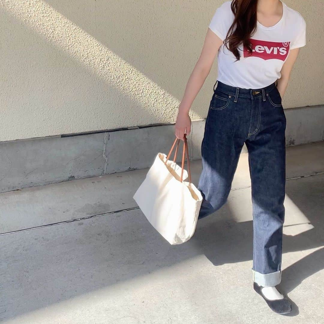 さいとうなるさんのインスタグラム写真 - (さいとうなるInstagram)「💭 . Levi'sのロゴTにマリリン 夏はこんな感じの服装が増えそう🧺 ˎˊ˗ . . あとはアニエスベーのロゴTも欲しいな~ . . . #夏コーデ#Tシャツコーデ#アナトミカコーデ#uniqlou#simple#drogheriacrivellini  #uniqloコーデ #fudge#cluel#UNIQLO#anatomica#618marilyn#618marilynsatin#converse#ct70#longtrackfoods#シンプル#リーバイス#着回し#春コーデ#メンズライク#アナトミカ#ユニクロコーデ#ロングトラックフーズ#日々#暮らし#ユニクロ#アーペーセー#fudge #cluel #ファッジ #クルーエル」5月27日 21時00分 - naru060708