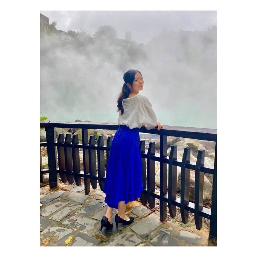 煌月爽矢のインスタグラム：「. .  特別な景色の続き(*´ｪ｀*)﻿ ﻿ 北投溫泉の魅力✨✨﻿ ﻿ ﻿ 1枚目、2枚目、﻿ 思いっきり温泉が沸いています（笑）﻿ 大自然の不思議﻿ 水の温度は98度！！！！﻿ ﻿ ﻿ 続く3枚目も…﻿ 川のように見えて高温度の温泉なんですよ！！！﻿ ﻿ 温泉地となる前『地獄谷』と呼ばれていたらしいですが、そりゃそうですよね、温泉だと知らなかったら怖い光景だろうなぁ😂😂😂﻿ ﻿ ﻿ そして！﻿ 4枚目以降😂😂😂﻿ 昔からあるタクシー代わりのバイクのシステムを利用させて頂きました⁽⁽٩(๑˃̶͈̀ ᗨ ˂̶͈́)۶⁾⁾ ﻿ こっち来てから何度かバイクの後ろ乗せてもらったし、運転の感じにも少し慣れてきたし、ちょっとだけ台湾人の感覚になってる自分がいます😂﻿ ﻿ ﻿ #北投﻿ #北投温泉﻿ #台湾﻿ #台湾生活﻿ #温泉大好き」