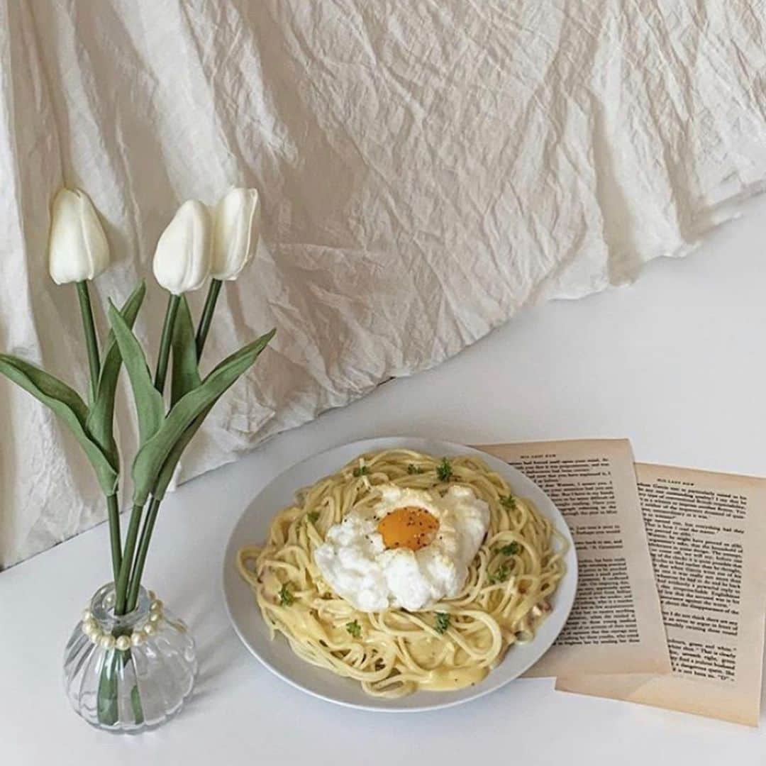 PRESSさんのインスタグラム写真 - (PRESSInstagram)「話題のエッグインクラウドをパスタにのせた﻿ "エッグインクラウドパスタ" が人気🍳﻿ ﻿ 卵ひとつでいつものパスタがちょっぴり特別に✨﻿ ﻿ 空気をたっぷりと含んでいるので﻿ パスタとなじみがよくまろやかな味わいに🍴﻿ ﻿ ふわっと泡立てたメレンゲに卵黄をのせて焼くだけ！﻿ あっという間にできるのでぜひ試してみてくださいね🍳﻿ ﻿ ﻿ Special thanks ❤︎﻿ @i_am_alice_1205  @chiem721  @a_s_r.1222  @xxmomonxx  @yuyuyu0028  @inoyuyu  @runalilo_ ﻿ ﻿ —————————————————— ㅤ﻿ ﻿ お気に入りの写真に @press.inc ﻿ タグ🏷して投稿してください♡﻿ あなたのアカウントをご紹介致します! ㅤ﻿ ㅤ﻿ ——————————————————﻿ ﻿ ﻿ #おうちカフェ #お家時間 #エッグインクラウド #卵トースト #トーストアレンジ #朝ごはん #メレンゲ #卵レシピ #エッグインクラウドパスタ #パスタアレンジ #ナポリタン #カルボナーラ #ナポリタンスパゲッティ #アレンジパスタ」5月27日 21時06分 - press.inc