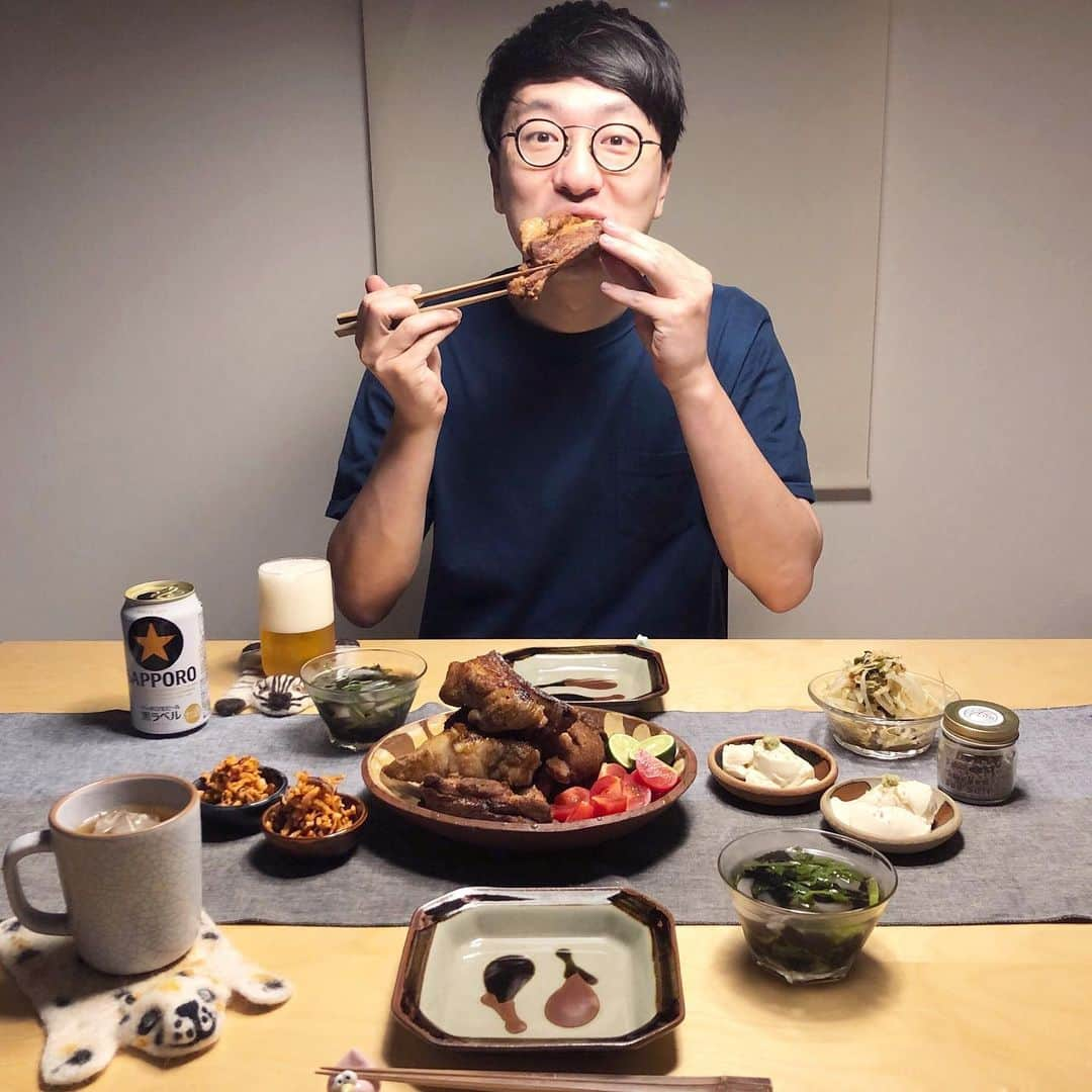 みわこさんのインスタグラム写真 - (みわこInstagram)「＊ きょうも1日おつかれさま☻ . ・BBQスペアリブと冷やしトマト ・芹と海苔の冷たいお澄まし ・切り干し大根と椎茸のアラビアータ ・ゆでもやしのニラだれ和え ・燻製塩と本わさびの冷奴 . 昨夜、めがねくんがソファで見てる逃げ恥の再放送を ちらりちらりと見ながら、骨に沿って切込みを入れて、 適当に下味つけて、低温調理器にかけておいたスペアリブ。 きょうは帰宅後に魚焼きグリルでじんわり焼いて、 今夜はBBQスペアリブにしてみました☺️🤓♡ 「おいしい！スペアリブはこれからこれがいい〜」って 言ってもらったけど適当に味付けしすぎて再現不可😂笑 少しだけ入れたフェンネルが案外効いてて良かったな。 . 【あらためまして沢山の投稿ありがとうございます】 コロナ禍の中。わたしにできることって何だろう。 とはじめた #おなじものたべよう に、 日々たくさんのご参加をありがとうございます。 わたしたちと同じ物をお取り寄せしたり、 同じレシピを元に、お料理を作って食べて。 たとえ離れていても、食卓を通じて、ゆるやかに 繋がっていましょうと始まったこの企画だったけど、 手巻きセット、おばんざいセット、チョコレート、 カシューナッツセットやビールセットなどなど。 一度お取り寄せしてくださった方が またリピートお取り寄せしてくださったり、 お取り寄せした方のお友達もご注文してくださったり。 . レシピに関してはもっともっと広がっていて、 日本の娘さんが作ってストーリーにアップして くださったのを見て、海外在住のお母さまも 追っかけて作ってくださったり。 昨日も、離れて暮らす姪っ子さんといっしょに リモートでお料理会をしてくださったり。 今たとえ、わたしたちは徳島から動けなくても、 おこしてアップしたレシピを通じて、 離れて暮らすご家族同士が同じもの食べて おいしかったね〜って言い合えるのの ちいさなお手伝いが出来るだなんて… . 「レシピおこすの苦手」「レシピ本は作らない」 って、ずっと頑なに言い続けていたんだけど、 コロナ以降、レシピが持つ力・意義・役割を フォロワーさんにたくさん教えていただきました。 また、自費で本出す出すって言い続けてきたけど、 本とは違う’‘いい形’‘があるのかもなってことも。 いい報告が、はやくできるといいな。 まだまだ頑張りますね〜！☺️💪」5月27日 21時07分 - meganeandmiwa