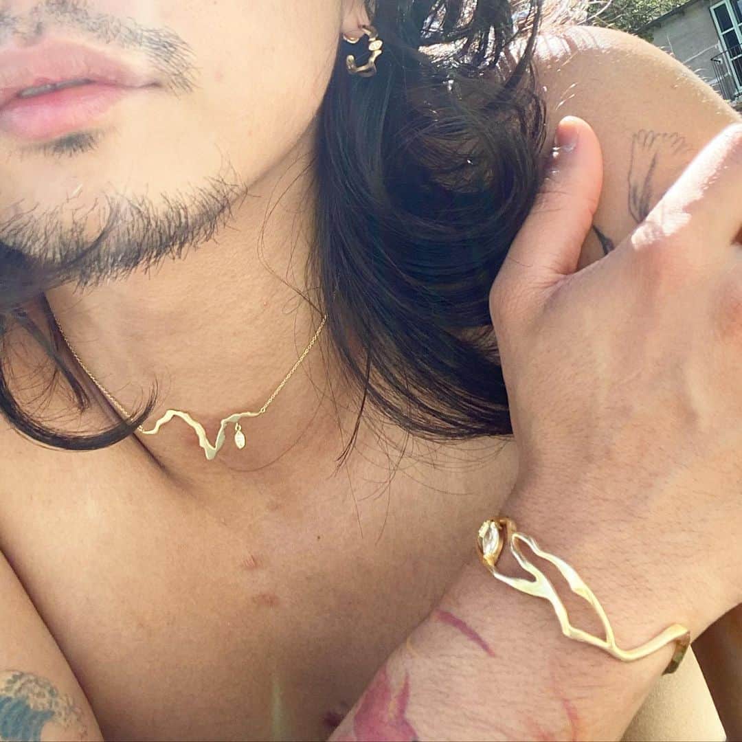 稲木ジョージのインスタグラム：「1,2,3,4,5? Which styling do you like? @milamorejewelry My Victoria Kintsugi necklace is my second skin that I never take off💞」