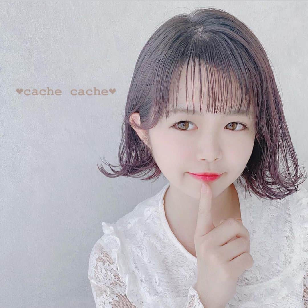 のインスタグラム：「﻿ ﻿ ﻿ ﻿ ※1枚目だけ色味変えてます﻿ ﻿ ﻿ ﻿ #わたるマジック　かけてもらいました❤︎﻿ 🍒カット(ボブ)﻿ 🍒カラー(ラベンダーチェリー)﻿ 🍒トリートメント﻿ 🍒ハート巻きアレンジ﻿ ﻿ ﻿ ピンク系の髪色にしたことなかったんだけど﻿ めちゃくちゃ可愛いよね💕﻿ 髪の中間からブリーチ毛やけん、﻿ 色がかなり綺麗に入っとる！(2枚目)﻿ ﻿ ﻿ わたるさん指名は、﻿ 3ヶ月後の予約になっちゃうんやけど﻿ 是非予約して行ってみて♬﻿ ﻿ ﻿ ﻿ ﻿ ﻿ #cachecache﻿ #カシュカシュ﻿ #表参道美容室﻿ #ヘアスタイル﻿ #ボブヘアー﻿ #ボブアレンジ﻿ #ブリーチ﻿ #カラー﻿ ﻿ ﻿ ﻿ ﻿」