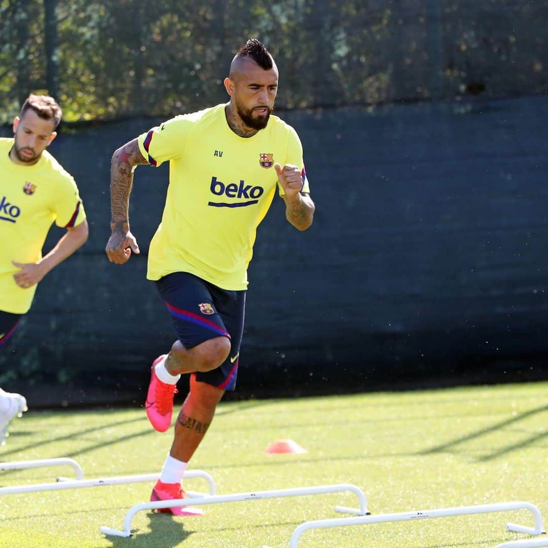 アルトゥーロ・ビダルさんのインスタグラム写真 - (アルトゥーロ・ビダルInstagram)「💙❤️🔥👑⚽️💪🏽👍🏽😉」5月27日 21時10分 - kingarturo23oficial