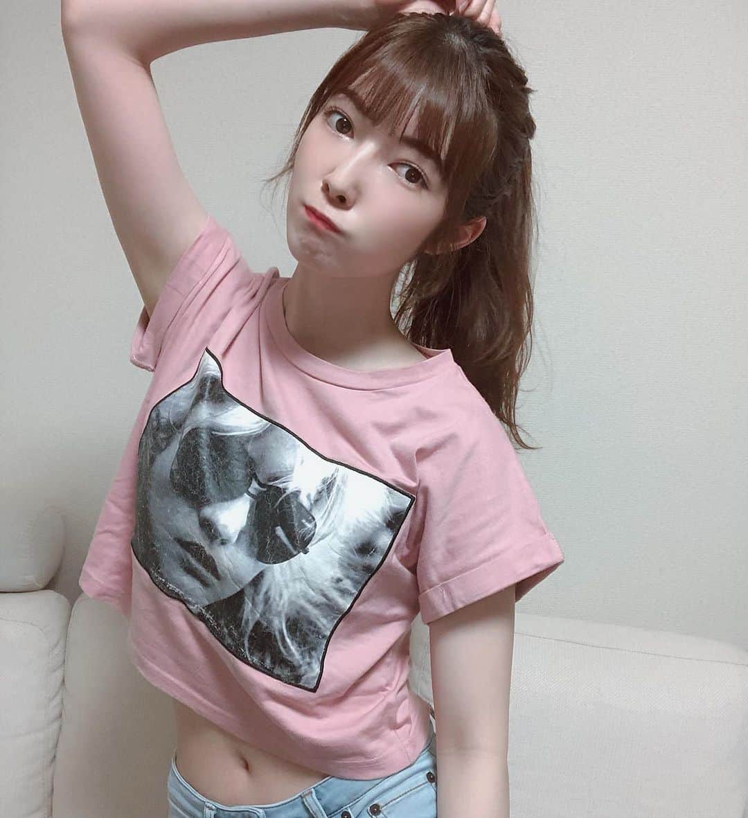 日下部美愛のインスタグラム：「‪‪❤︎‬ 最近筋トレしてるんですけど、いい感じになってきたら見せ散らかしたいので毎日頑張ります🥱 ん、なんか日本語下手じゃない？ . .  #fashion #makeuptutorial #makeupartist  #instagood #photo #Japan #me #selfie  #instafashion #body #bodymake  #맞팔 #사진 #데일리 #데일리룩 #인스타사진 #인스타그램 #일본인」