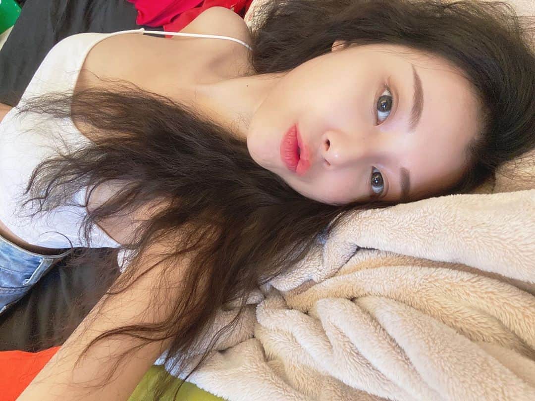 張香香のインスタグラム：「以前想發什麼就發什麼 現在發個自拍也不太敢🤳因為太廢文了🤣 本篇94一個扎扎實實的廢文☺️ 以紀念今天心情特好😳💖」