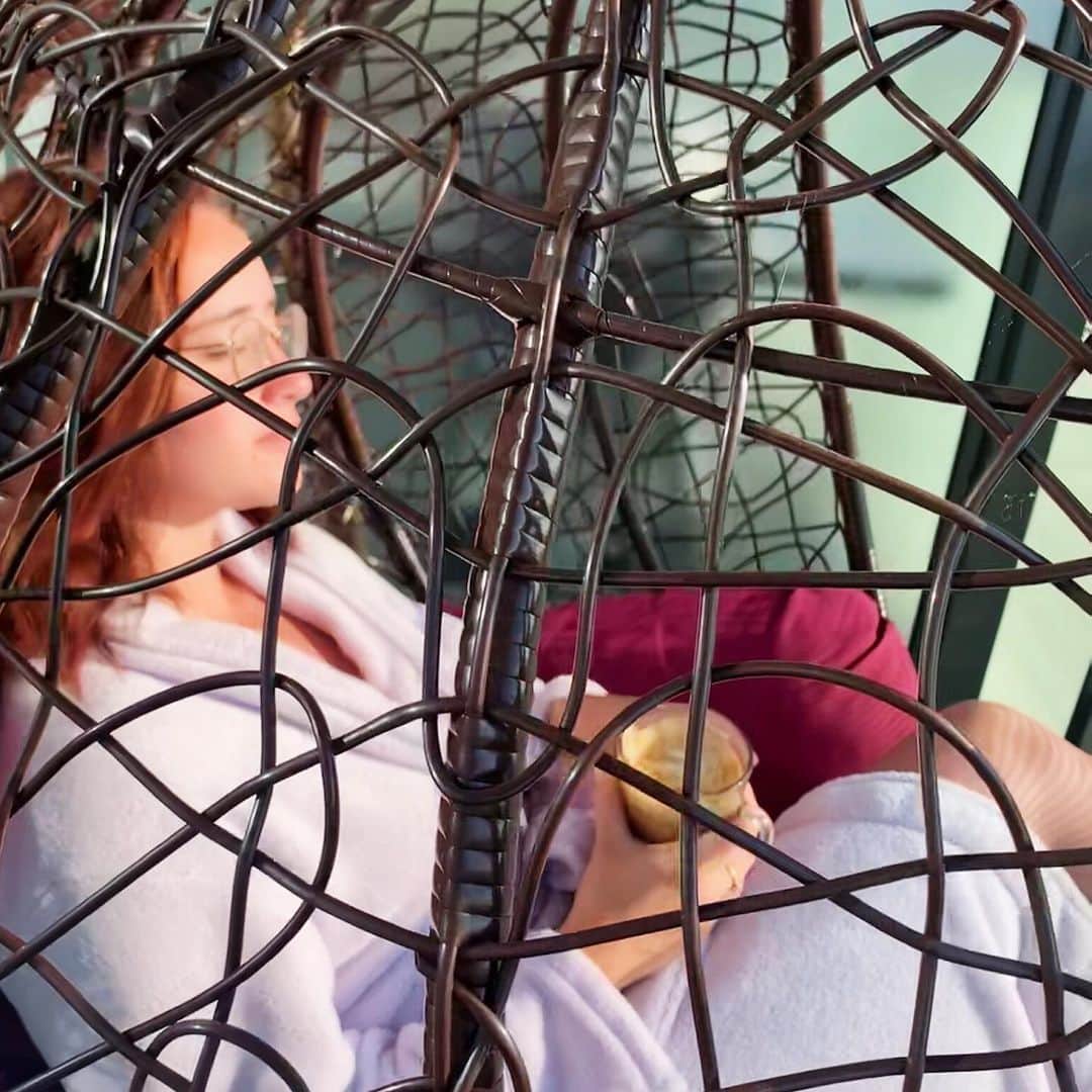 ケイトリン・オズモンドのインスタグラム：「This is my version of escaping into my treehouse, to bask in the morning sun. I revive myself in the warmth, feeling it’s embrace pull me out of my sleep. I’ve been rising with the sun, a rescue to my nightmares. The sunrise puts those behind me, and inspires me for the day to come • • • #sunrise #revitalized #inspired #treehouse #goodmorning」