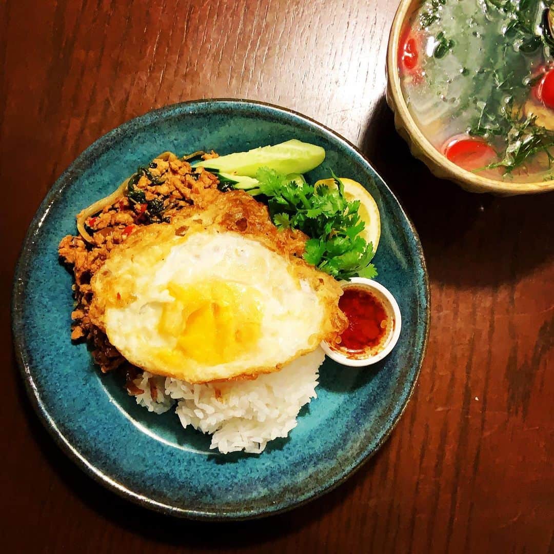 志摩有子さんのインスタグラム写真 - (志摩有子Instagram)「〆のガパオライスに自己流のシジミとディル のスープを添えて。シジミを水からゆっくり煮出して、鶏ガラスープの素少々にトマトと生姜の絞り汁、ナンプラー、塩胡椒、仕上げにちぎったディル をたっぷり。  #ガパオライス #マラッカバー #タイ料理 #テイクアウト日記」5月27日 21時17分 - ariko418