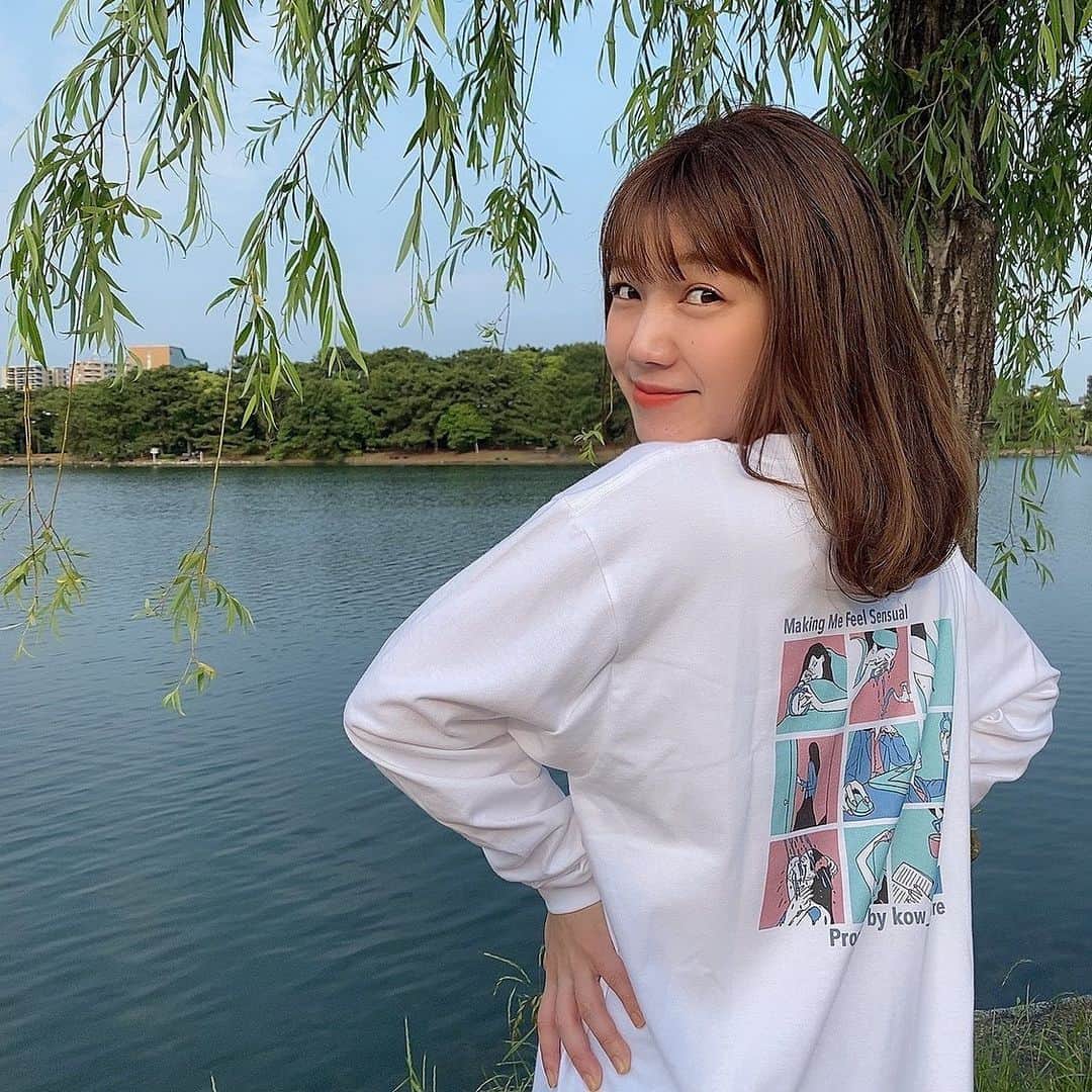 のインスタグラム：「♡♡♡ . 最近ロンTばかり着ているくろだです！ . あさ早起きをしてするお散歩、 通称あさんぽも今日で1週間続けられました♪ . 5月は紫外線も多いから、 袖があって、着心地も楽ちんなロンTは お散歩にぴったりで愛用してるんだ〜🌞 . でね、今日着ていたのが 岡山の大学生さんが作った ローカルブランド　@kow_store  のOL Tシャツ👩🏻‍🦰💄 . OLさんの1日が描かれてるんだよ〜♪ . 幼なじみ2人で立ち上げたブランドなんだって！ ストーリーも素敵✨ 女の子を見る視点や、色遣い、デザインがかわいいと〜🥺💕 . 最近、大学番組"発掘ゼミ"を担当しているからか、 触れ合うことが多い大学生の無限の可能性や行動力、 発信力やアイディアに感動して、 大学生ってだけでめちゃくちゃ応援したくなる、、🥺🧡 . このkowstoreさんも、 想いをカタチにしていてすごいなあって思い 着用させてもらいました✨ . 着こなしものってるし、 気になる人はタグから飛んでみてね🕊💛 .  #ロンT#ロンティー#デザインTシャツ#ラフスタイル#お散歩コーデ#大濠公園#福岡#タレント#リポーター#黒田りさ#コーディネート#ウォーキング#朝活#あさんぽ#kowstore . . お外出たり、歩くときは、マスクを着用しているよ〜😷 . はやく収束しますように🙏⋆｡˚✩ .」
