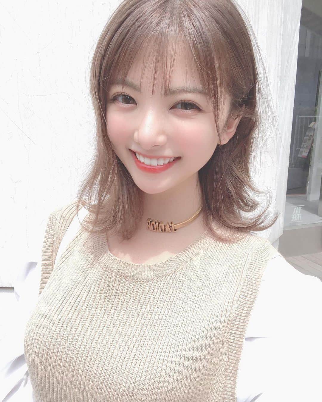 岡田栞奈のインスタグラム：「載せる写真がなかなかないので 過去写真を。。。。 緊急事態宣言解除されたけど 引き続きお家こもっております🏠 友達に会いたいなぁ #引きこもり #これは美容室帰り」