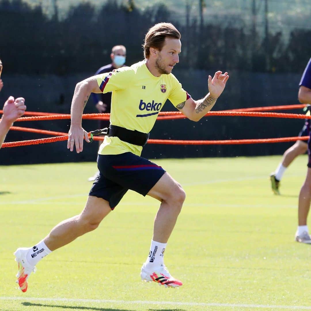 イヴァン・ラキティッチのインスタグラム：「🏃🏼‍♂️💨Vamos que ya queda poco.!💪⚽️」