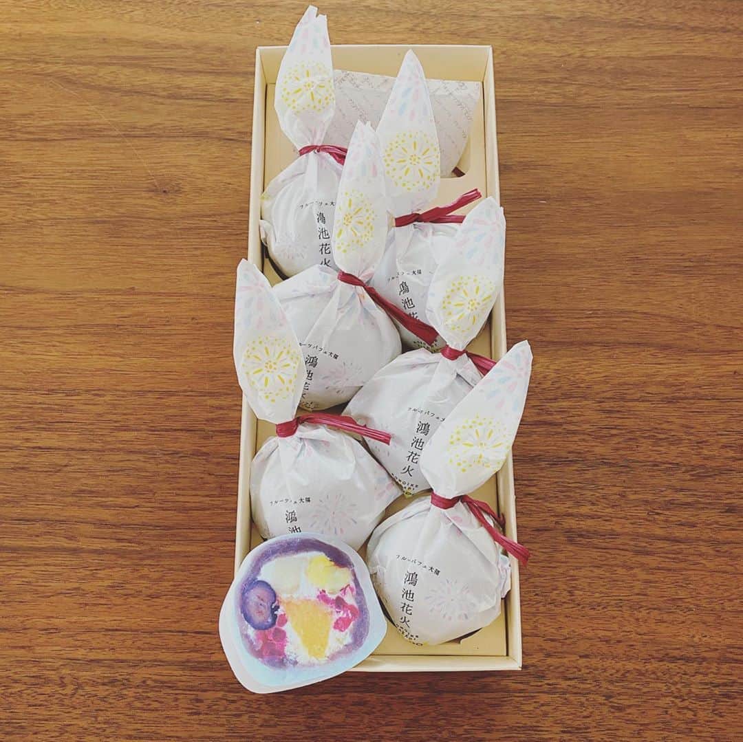 小泉里子さんのインスタグラム写真 - (小泉里子Instagram)「五條堂の"鴻池花火"を食す。  最高♡  最高すぎて包みの中の写真撮るの忘れました。 箱の中に大福の断面は載ってるけどw ほんと、こんな感じです。 気になる方は食べてみてね。  #鴻池花火フルーツパフェ大福 #五條堂 #大福」5月27日 21時24分 - satokokoizum1
