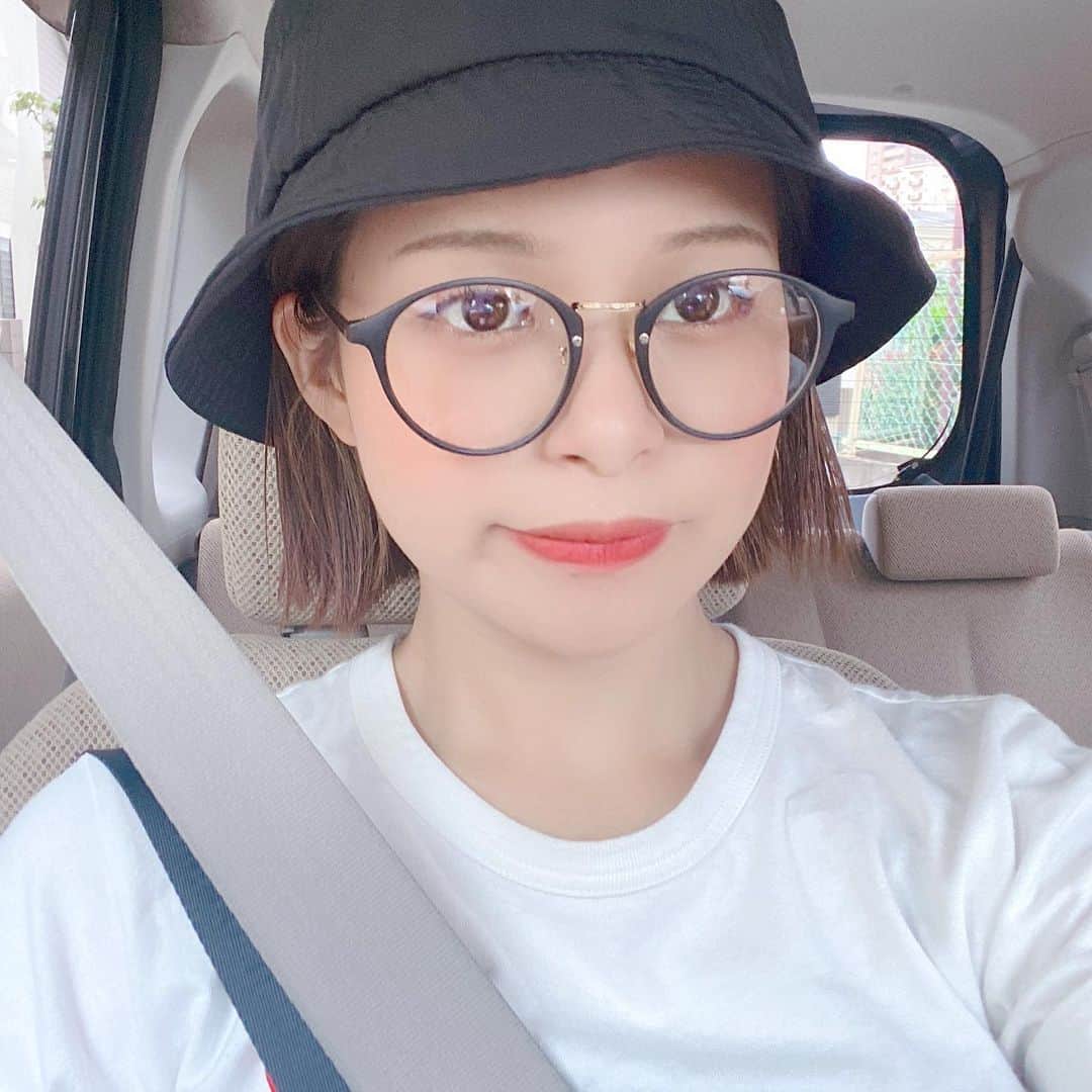 のインスタグラム：「. そろそろ顔アップみたかったやろ？ 素直に言ってみ？www誰ww . 最近メイク系あんま載せてないよなぁ って思いつつ 伊達メガネであんまり わからんってゆう。 . ふっは〜 . #メイク #伊達眼鏡 #バケットハット」