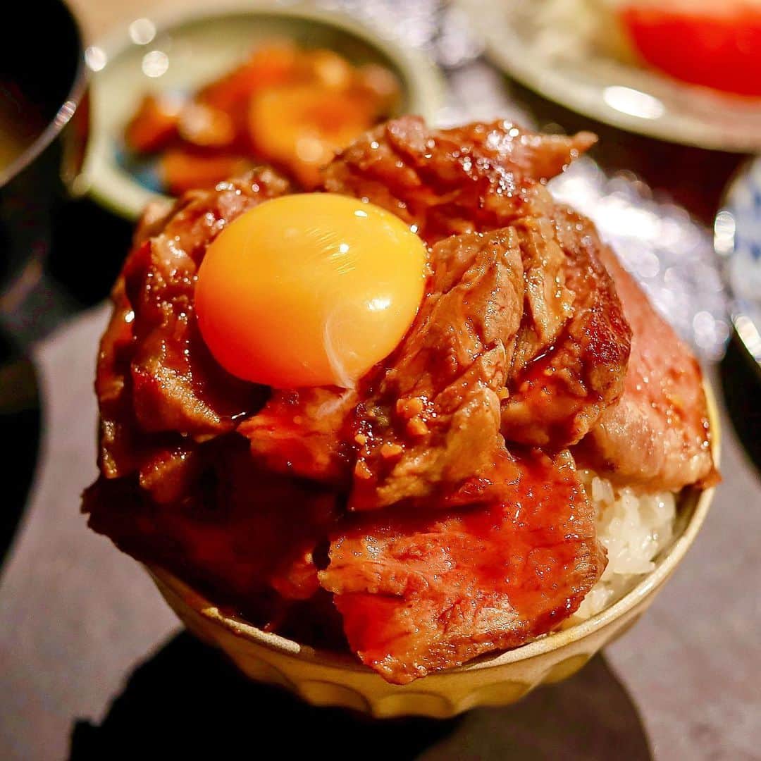 きょん。さんのインスタグラム写真 - (きょん。Instagram)「. .  令和 @reiwa_izakaya_donburi  嗚呼、 にくニク肉。  どーーーっとして肉。  え？ カフェじゃなくない？  そう！ カフェではないのだけど、 外食のありがたさを 伝えたいわけです。  そこはリンクしているのです、 自分的に。  #スピンオフ #どんぶり居酒屋令和 #令和#beef」5月27日 21時27分 - kyon_tokiiro