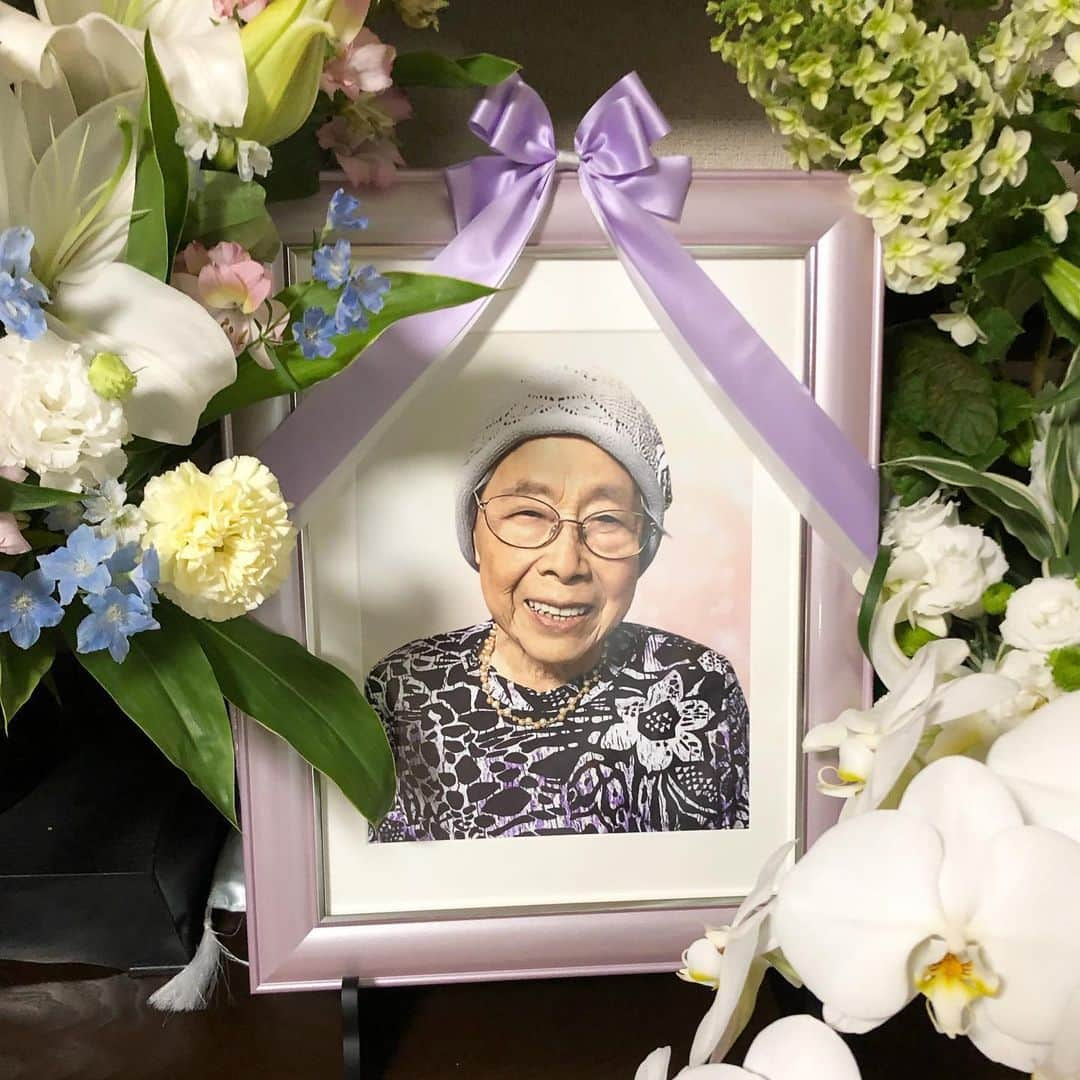 森本容子さんのインスタグラム写真 - (森本容子Instagram)「いつもニコニコ99歳大往生でした✨私が覚えている祖母は区役所で働き、定年の頃からはシルバーなのにシルバーの相談員として70歳近くまで働き、私のように裏方なのにテレビ、新聞、雑誌に度々出ていました。いつも綺麗にお化粧をし、アクセサリーをつけて、私は子供ながらに「美しくてオシャレな東京のおばあちゃん✨」と認識していました。そんな自慢の祖母はどんな時も私の味方でしたので、子供の頃母に怒られそうな時はダッシュで祖母の影に隠れて難を逃れていました😁　高校生の時に失恋をした夜は帰宅して自分の部屋ではなく、祖母の部屋へ直行し、もう寝始めていた祖母を起こして号泣。失恋を慰めてもらったこともありました。私達は仲良しなおばあちゃんと孫でした。  ここ数年は痴呆が進み、たまーに私の事がわかる程度、又はわかったフリをしたりでしたが、ひ孫はかわいいらしく、誰の子？と30秒に1度聞いてきながらも「かわいいかわいい」と息子を可愛がってくれていました。痴呆が進みすぎても、元気に楽しそうにしていたおばあちゃんでしたが、1ヶ月ほど前に体調を崩し入院。病院では寿命だと思って下さいと言われていましたので、先日息を引きとった時には「お疲れ様！99歳よくやった！」という気持ちでいっぱいでした。SNSでたまに祖母との事を書いていましたので、報告として書いてみました。長々とおばあちゃんの話を読んでいただきありがとうございました😊💛 【森本容子セレクト オンラインストア】http://ymdo.tokyo ※新作お知らせから発売開始時間までも【在庫切れ】と表示されておりますので注意ください。 ※商品のお問い合わせ、質問はオンラインストアへお願い致します。 @kariangofficial @ymdoshop @bankertokyo @yocomorimoto #bankertokyo #ymdoshop #kariang #tokyo #denim #japanmade #カリアング#レディスウェア#今日のコーデ#カットソー#コーディネート#森本容子#キッズウエア #マタニティウエア #マタニティ#マタニティコーデ #がんばれ高齢出産 #fashion #yocomorimoto  #1歳 #40代」5月27日 21時39分 - yocomorimoto