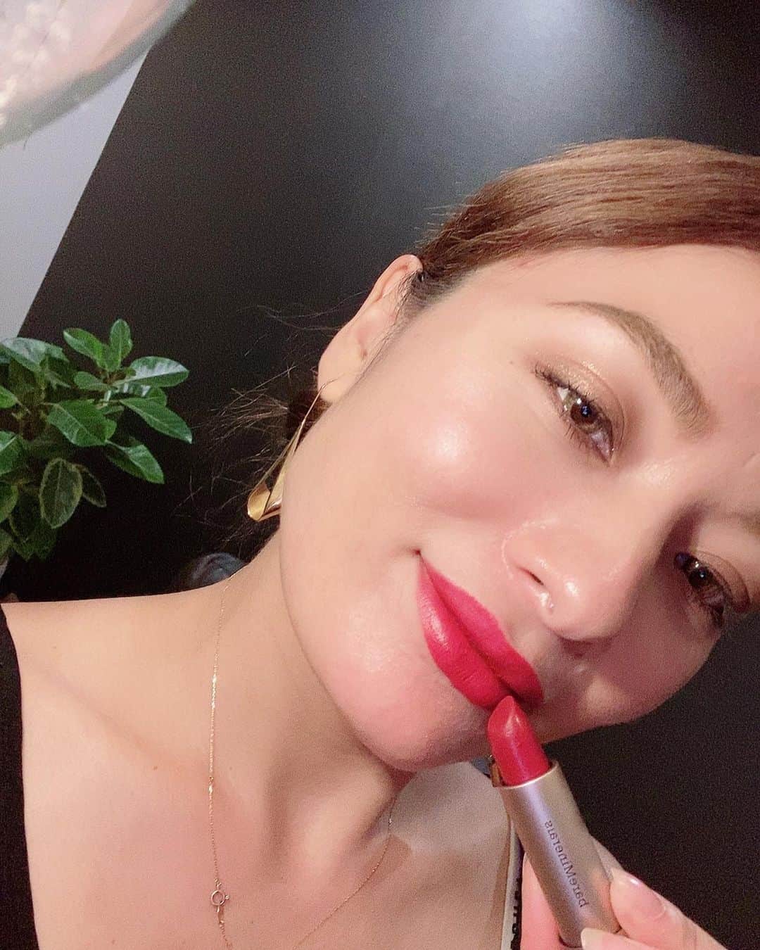 のインスタグラム：「大好きな @bareminerals_jp から新しいリップが4/15に発売したよ🌹 . 一年前からbaremineralsのファンデ、リップ、パウダーを使ってるけど私の肌にあってて手放せなくなってる🥺❤️ . しかも、 地球に優しい ビーガンなんだよ🌏🌿 . . 2枚目の写真は 選んだリップを比べたもの🤳💄 . 使ったシリーズはこれね🌿 「ミネラリスト　イドラ　スムージング　リップスティック」 . FORTITUDE(上の写真) お出かけでビシッと決めたい時 . MEMORY(下の写真) 仕事なのど普段使いや 女性らしく見せたい時✨ . . 皆んなはどの私が好き？😳😳w . . コロナも落ちつき始めたし これからのメイクが更に楽しくなるね🌈☺️💄 . . #fb923 #ベアミネラル#わがままビーガンリップ#ミネラリストイドラスムージングリップ#ミネラリストリップスティック#潤って色づく#リップ#bareminerals#fabi_beauty」