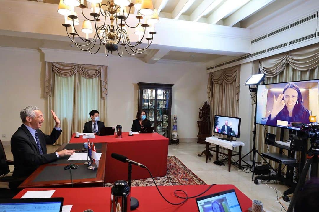 リー・シェンロンさんのインスタグラム写真 - (リー・シェンロンInstagram)「Held a virtual summit with New Zealand PM @jacindaardern today. Since our last call nearly two months ago, our countries have moved from strict circuit breaking measures to a gradual, careful easing of restrictions. We talked about technological solutions and shared our strategies, including possible collaboration on vaccine development. ⠀⠀⠀⠀⠀⠀⠀⠀⠀ I was pleased to mark the one-year anniversary of the Singapore-New Zealand Enhanced Partnership, and look forward to expanding our cooperation with new initiatives that both sides value. During the global pandemic, we have spoken up against protectionism and for keeping supply chains intact. Earlier in April, we received 20 tonnes of New Zealand’s fine produce, while New Zealand received medical supplies on the return journey. ⠀⠀⠀⠀⠀⠀⠀⠀⠀ The times are challenging, but we are dealing with the problems one by one, and planning ahead. As part of safe reopening, we are discussing creating a green lane for short-term essential travel between our countries. I hope this works out, and it will not be long before PM Ardern and I can meet in person again. – LHL ⠀⠀⠀⠀⠀⠀⠀⠀⠀ (MCI Photo by Zinkie Aw)」5月27日 21時32分 - leehsienloong