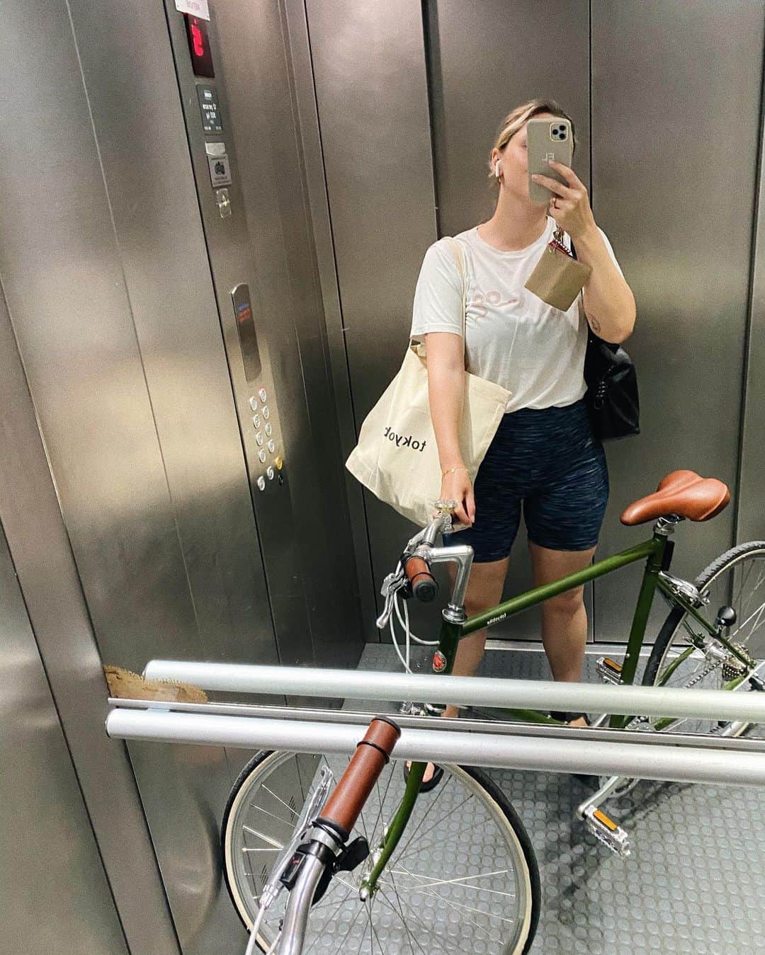 Estée Lalondeのインスタグラム：「First photo of me and my new bike! @tokyobikelondon 🐍 What should I name it?? 😍 (helmet is in my tote!) #ELelevator」