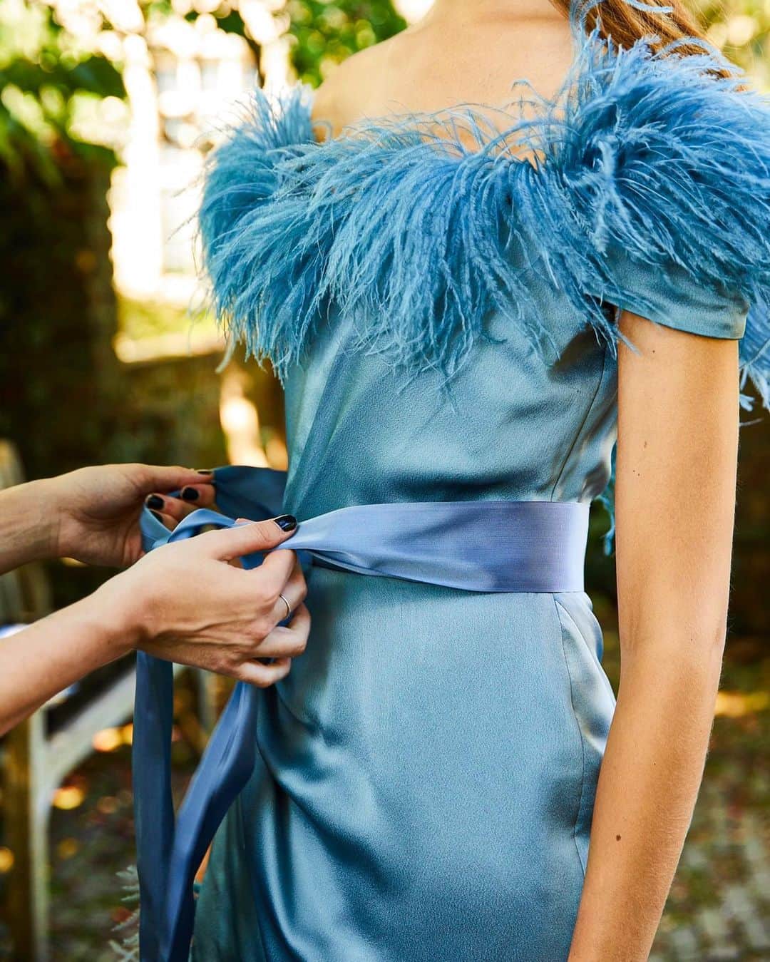 のインスタグラム：「Styling details on set at the Spring 2020 Marchesa shoot. #marchesa #ss20marchesq」