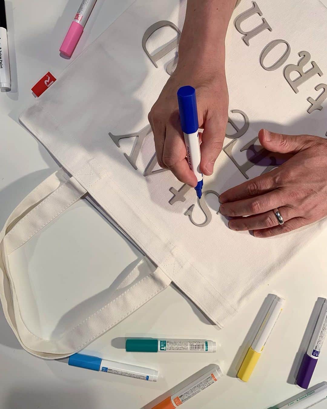 のインスタグラム：「チャリティー・トートバッグ 製作中 🎨 What’s your favorite color?  #rootote #drawing #design #love #peace #ジョンカビラ #jonkabira」