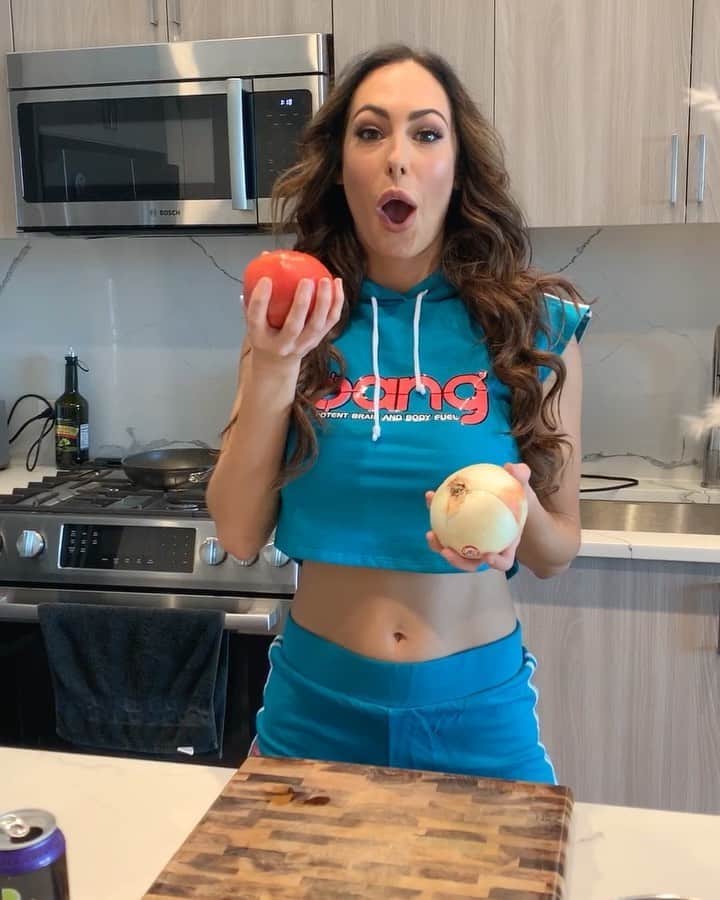 ホープ・ビールのインスタグラム：「Who else has been cooking more since quarantine? It’s actually really fun for me and I’m thinking about taking cooking classes when everything opens back up❤️ @BangEnergy Inventor of #BangEnergy #energydrink @BangEnergy.CEO Outfit from @BangRevolution.Apparel」