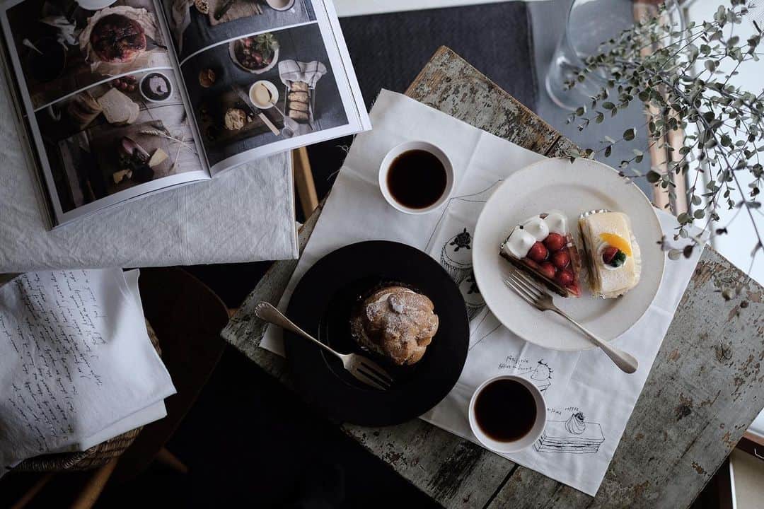 maggydaisyのインスタグラム：「_  いつかのおやつ時間。  いつもモアにちゅーるをくれるおじいさんのお店のケーキ かなりお年なのに朝早くから夜も遅くまでいつも頑張ってる。  #onthetable #馬酔木誠 #アセビマコト #card_ya #おやつ時間 #おやつ #coffeetime #sweets」
