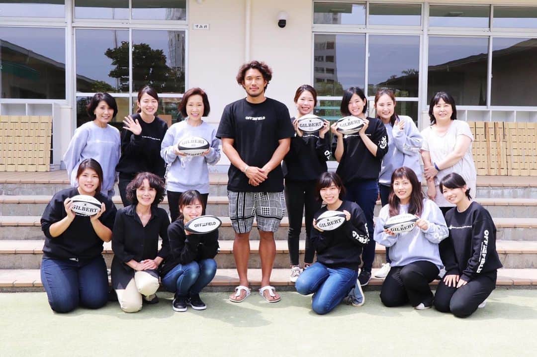 山中亮平のインスタグラム：「早くこのボールでいっぱい遊んでほしいなー☺️ . #Repost @offthefield_official with @make_repost ・・・ ‪ 全国的に緊急事態宣言が解除されて、あちこちらから「ラグビーボールが届きました」という嬉しいメールをいただいています。  そんな中、先生たちみなさんでスウェットを購入してくださった神戸市にあるとある幼稚園に、山中亮平が直接ボールを渡しに行かせていただきました！‬ ‪#ラグビーボール普及 ‬ #OffTheField #サンダル」