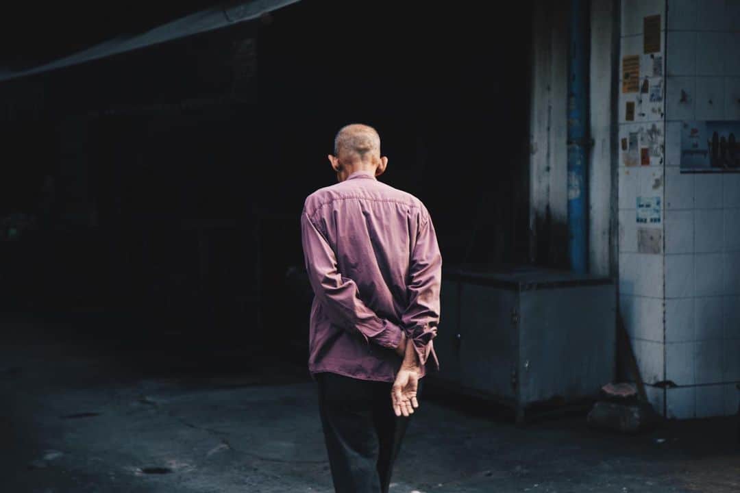 Shunsuke Miyatakeのインスタグラム：「A man strolling down a dark back alley in the morning, Phnom Penh, Cambodia」