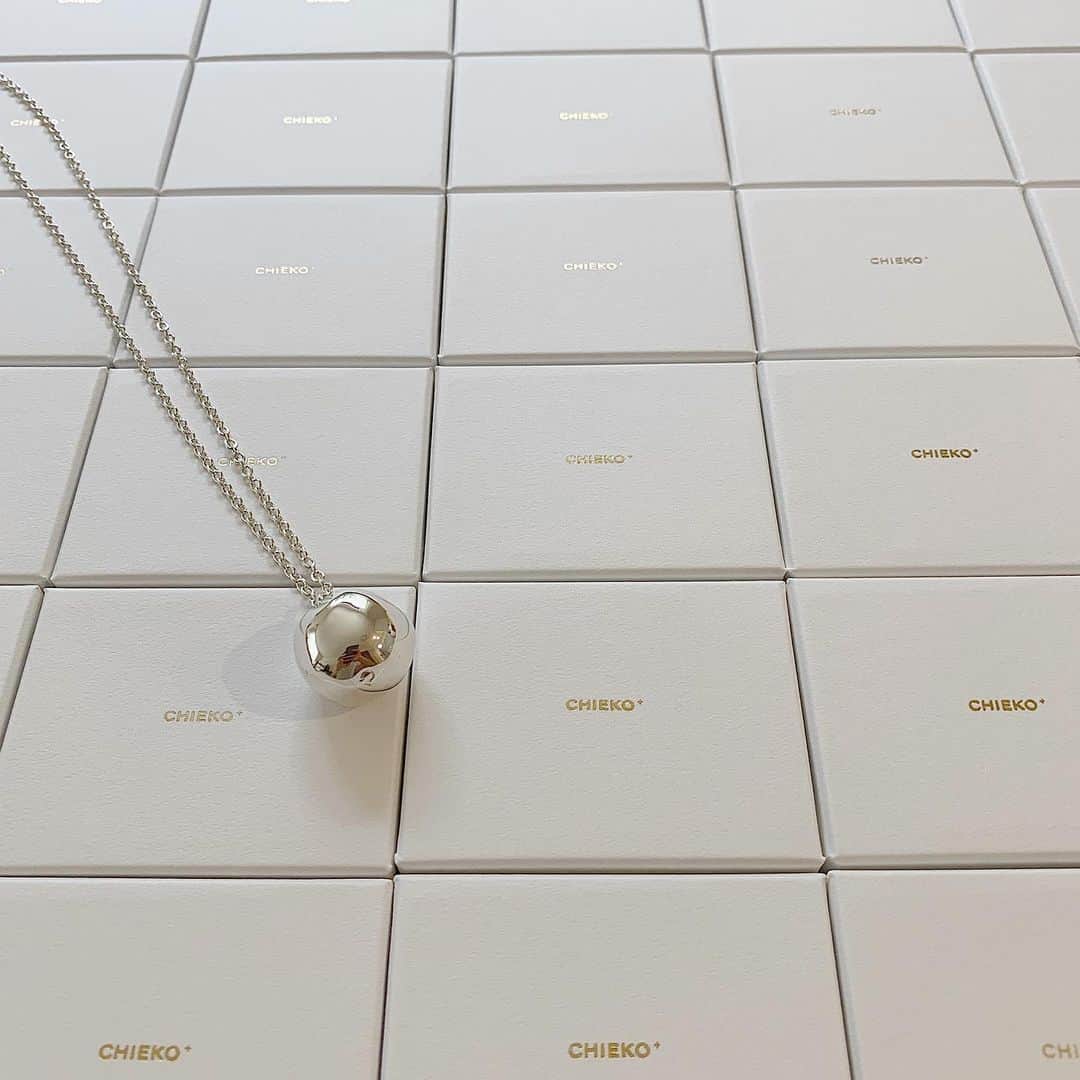 chieko6さんのインスタグラム写真 - (chieko6Instagram)「CHIEKO+☞wonky ball necklace ・ 一番人気のネックレス。 いびつなフォルムが愛着わく一品です。 こちらは予約販売のみのお取り扱い となっております。 ご注文から約1ヶ月後にお届け。  wonky ball necklace（gold・silver） 次回は6/1  21:00予約販売開始します。 （同日その他のアクセサリー販売はありません） ・ ・ ※5月初旬にball necklace をご注文いただいた皆様へは現在発送準備中です。大変お待たせしております。今週中に発送予定です ※ball necklace以外の次回アクセ販売は 5/31sun 21:00start となります ・ #chiekoplus #いつもありがとうございます 商品の詳細は通販サイトchieko-plus.comにてご確認下さい。」5月27日 21時41分 - chieko6