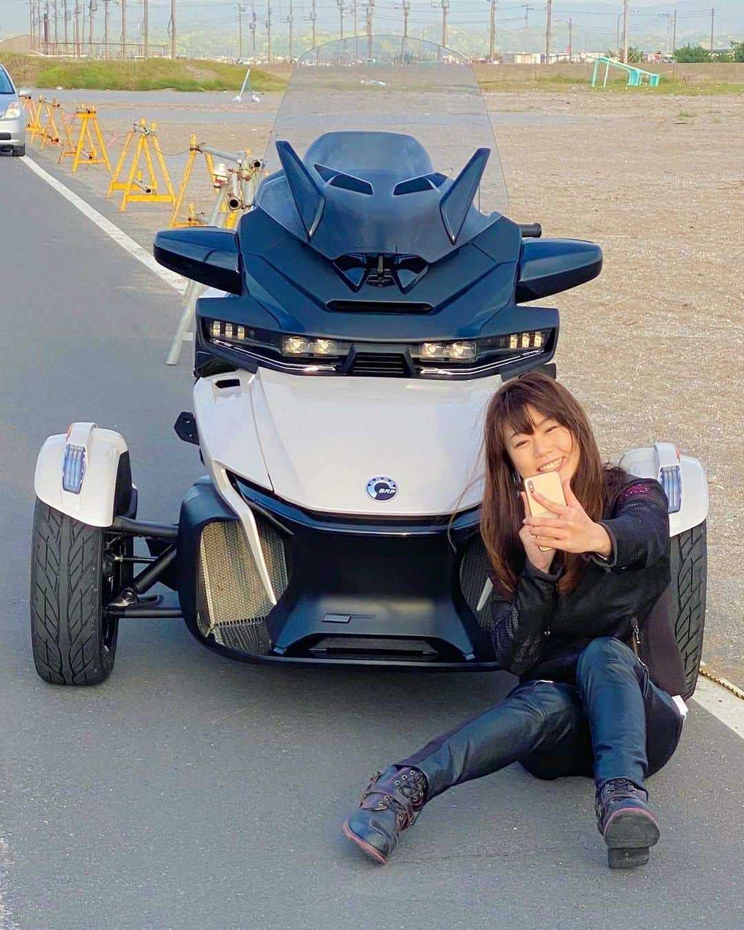のインスタグラム：「時￼間おしてるのにTikTokやりだす人🌅 w(´▽`*)ｱﾊﾊ . #canamspyderRT #新型RT #カンナムスパイダー #BRP  #togethercanam  #canam #brpcanam #canamspyder #カンナム #brpcanam2020 #canam2020 #canamspyderrt #トライク #トライク女子 #トライクバイク #トライクツーリング #trike #trikelife #spyder #trikes #木村亜美 #canamspyderlimited #canamriders #canamgirl #brpgirl #canamspyders #trikebike #trikegirl #ワイルドウィング #wildwing」