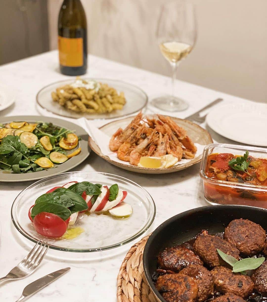 中川珠里さんのインスタグラム写真 - (中川珠里Instagram)「.﻿ 🍷﻿ ﻿ 自粛期間を振り返り。﻿ 料理とワインが楽しくなり﻿ ワインに合うご飯ばかり作りがちだったな。﻿ ﻿ 色々ワインも試したけど﻿ アブルッツォ🇮🇹のワインが特に美味しかったな♡﻿ ﻿ ﻿ これに伴い、だいぶ肥えたので﻿ 食事も見直して美味しい健康ご飯をこれからは意識したいと思いました❕﻿ ﻿ #おうちご飯#Abruzzo #1番最後は今日の晩ご飯 #ついつい作りすぎてしまう #この期間で料理が楽しくなったから #みんな食べに来てね♡笑 #毎日こんな訳ではありませんもちろん」5月27日 21時44分 - juri1104