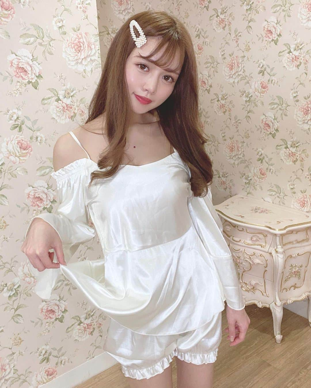 Isakoさんのインスタグラム写真 - (IsakoInstagram)「👼💕💫 . デザインがかなりツボなパジャマ👗 サテン可愛いしバブっぽい感じも好き🥺💕 . . @priere.de.noel 🌙 . . 今日は疲れたから早めに寝ます👸 . . . . #パジャマ#ルームウェア#roomwear#お部屋#おうち#サテン#テカテカ#オフショル#ネグリジェ#おうちデート#ペプラム#真っ白#かぼちゃパンツ#おやすみ#赤ちゃん#バブ」5月27日 21時44分 - ichaaako