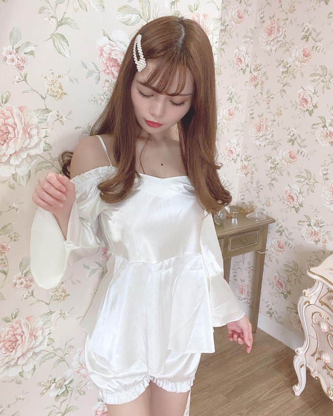 Isakoさんのインスタグラム写真 - (IsakoInstagram)「👼💕💫 . デザインがかなりツボなパジャマ👗 サテン可愛いしバブっぽい感じも好き🥺💕 . . @priere.de.noel 🌙 . . 今日は疲れたから早めに寝ます👸 . . . . #パジャマ#ルームウェア#roomwear#お部屋#おうち#サテン#テカテカ#オフショル#ネグリジェ#おうちデート#ペプラム#真っ白#かぼちゃパンツ#おやすみ#赤ちゃん#バブ」5月27日 21時44分 - ichaaako