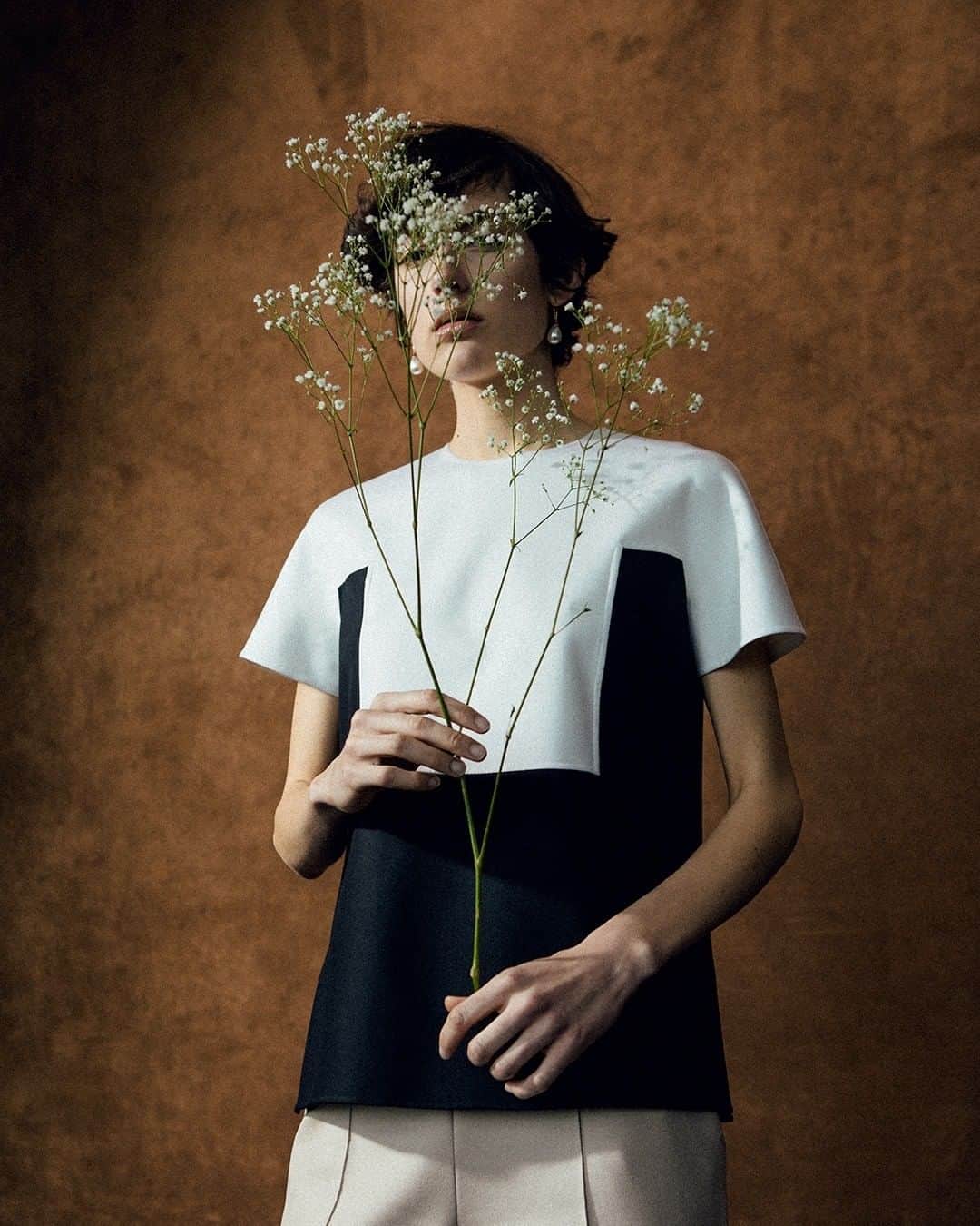 ミラショーンのインスタグラム：「Organic_Balance_and_geometry ⠀⠀⠀⠀⠀⠀ ⠀⠀⠀⠀⠀⠀ ⠀ ⠀ ⠀ ⠀⠀⠀⠀⠀⠀ #milaschon #fashionphotographyappreciation #fashionphoto #instaportraits #testshoots #portraitsociety」